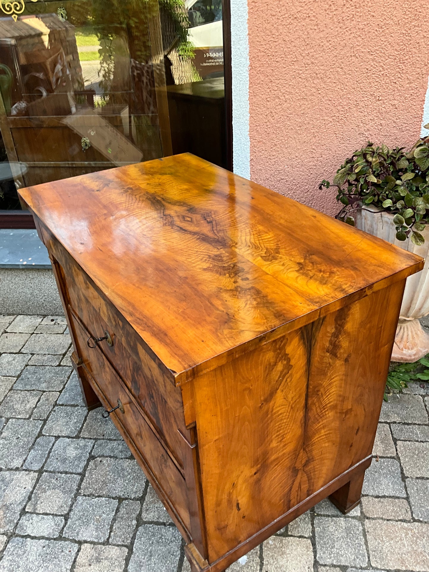 Biedermeierkommode in Nussbaum um 1830