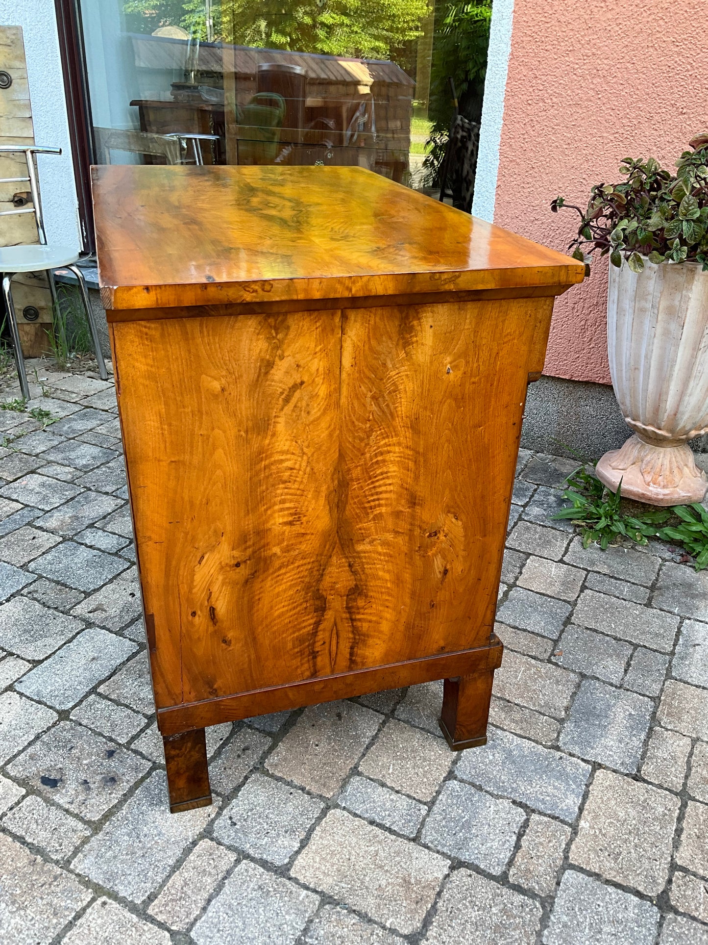 Biedermeierkommode in Nussbaum um 1830