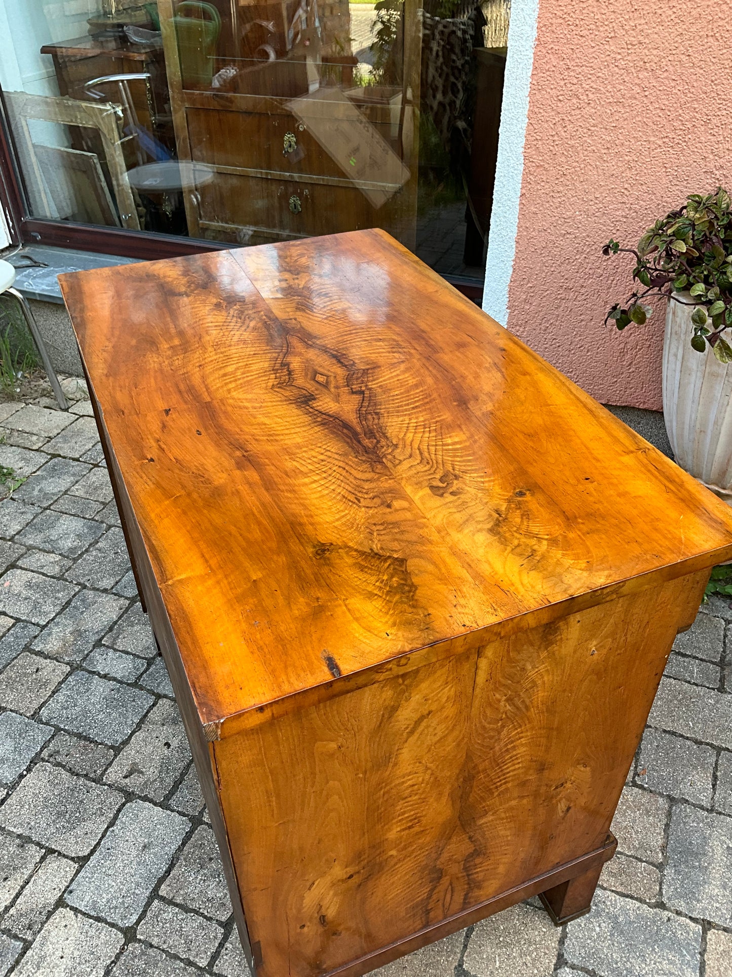 Biedermeierkommode in Nussbaum um 1830