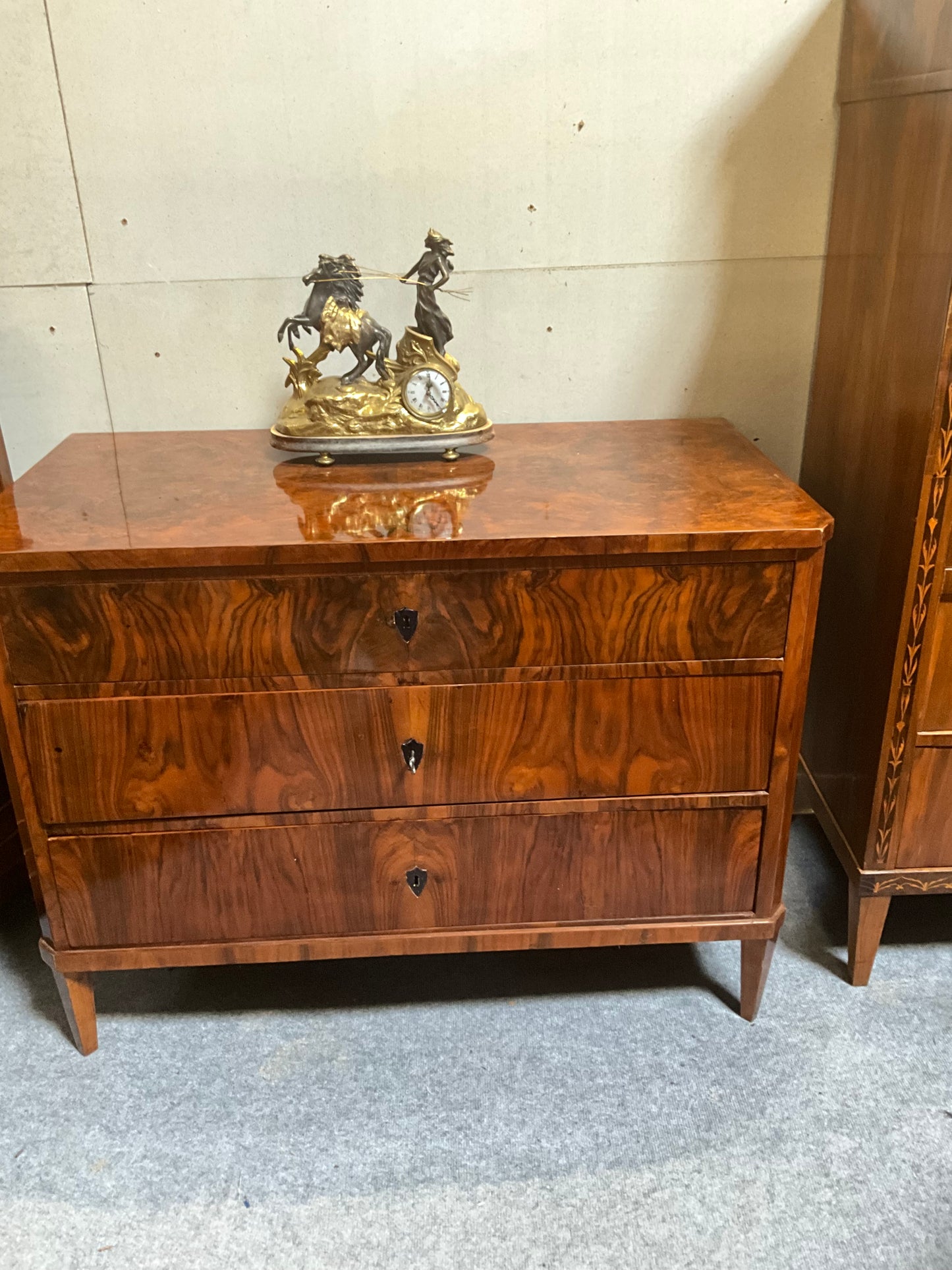 Biedermeierkommode in Nusswurzelfurnier um 1820