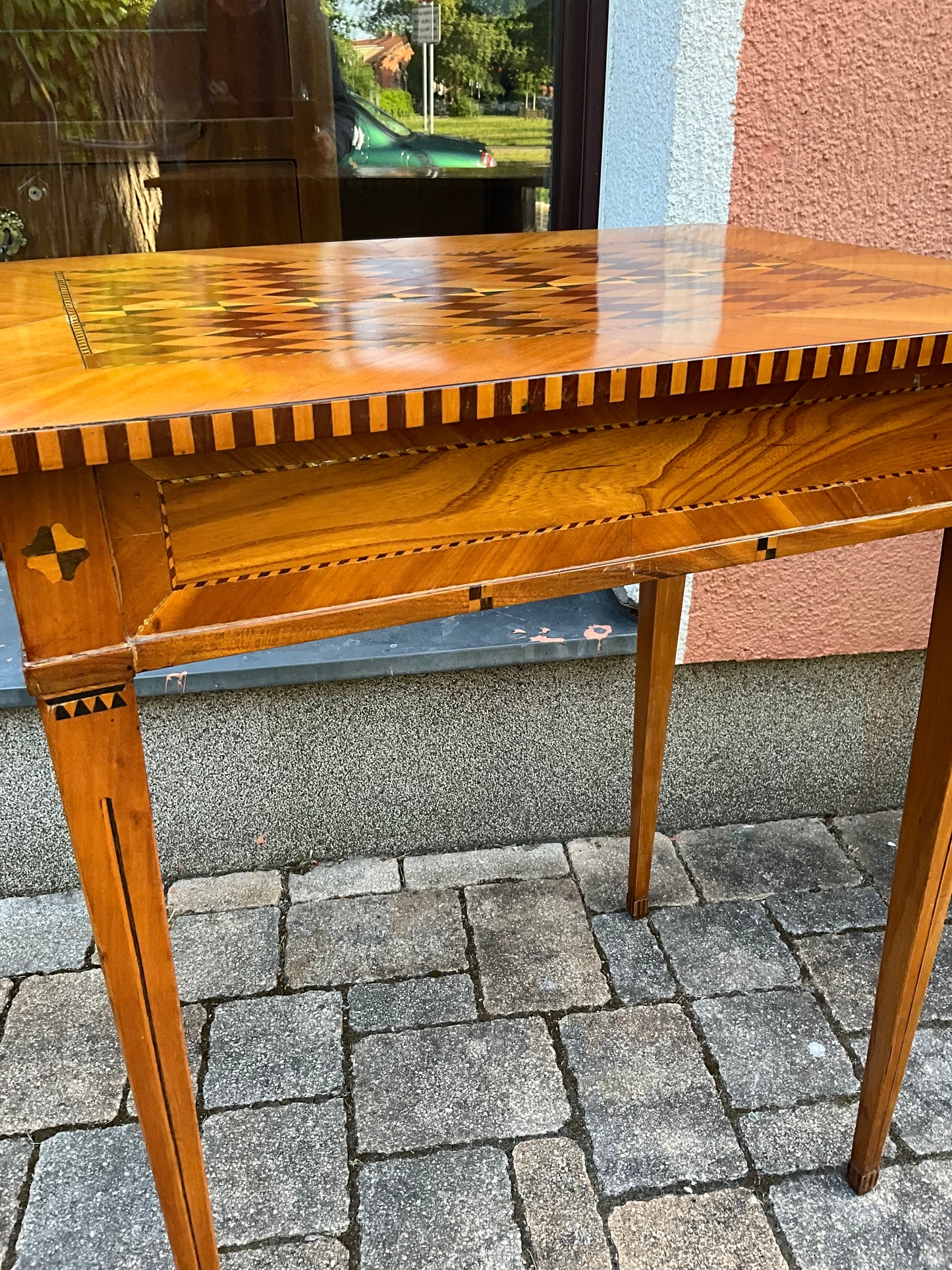 Louis Seize Beistelltisch mit Marketerie