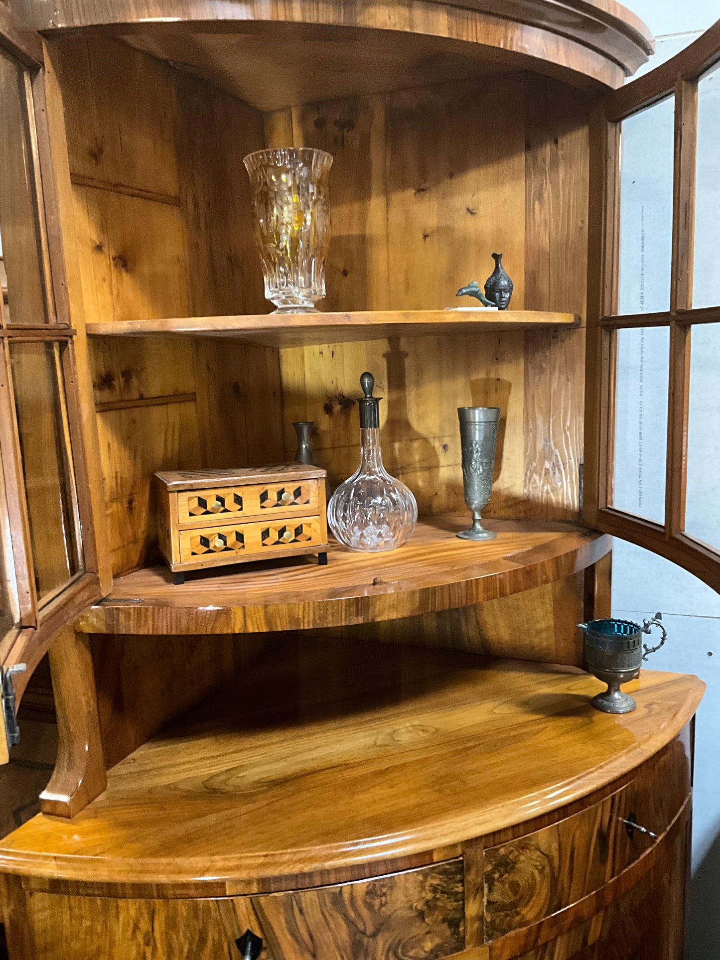 Seltene Biedermeiereckvitrine in Nussbaum um 1820