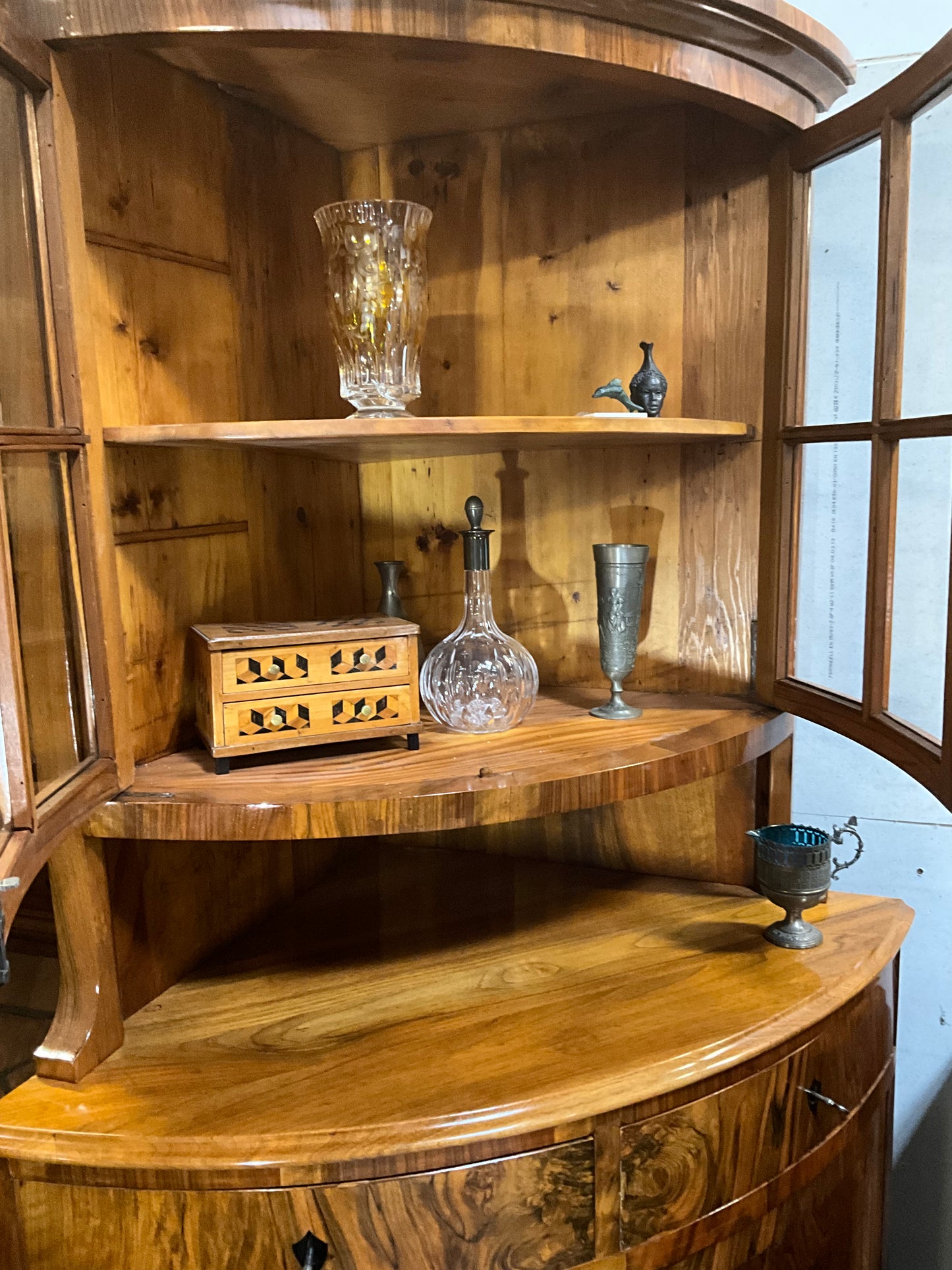 Seltene Biedermeier Eckvitrine in Nussbaum um 1830