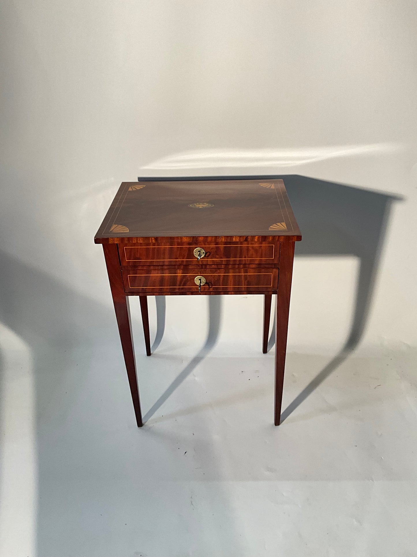 Biedermeier Beistelltisch in Mahagoni intarsiert