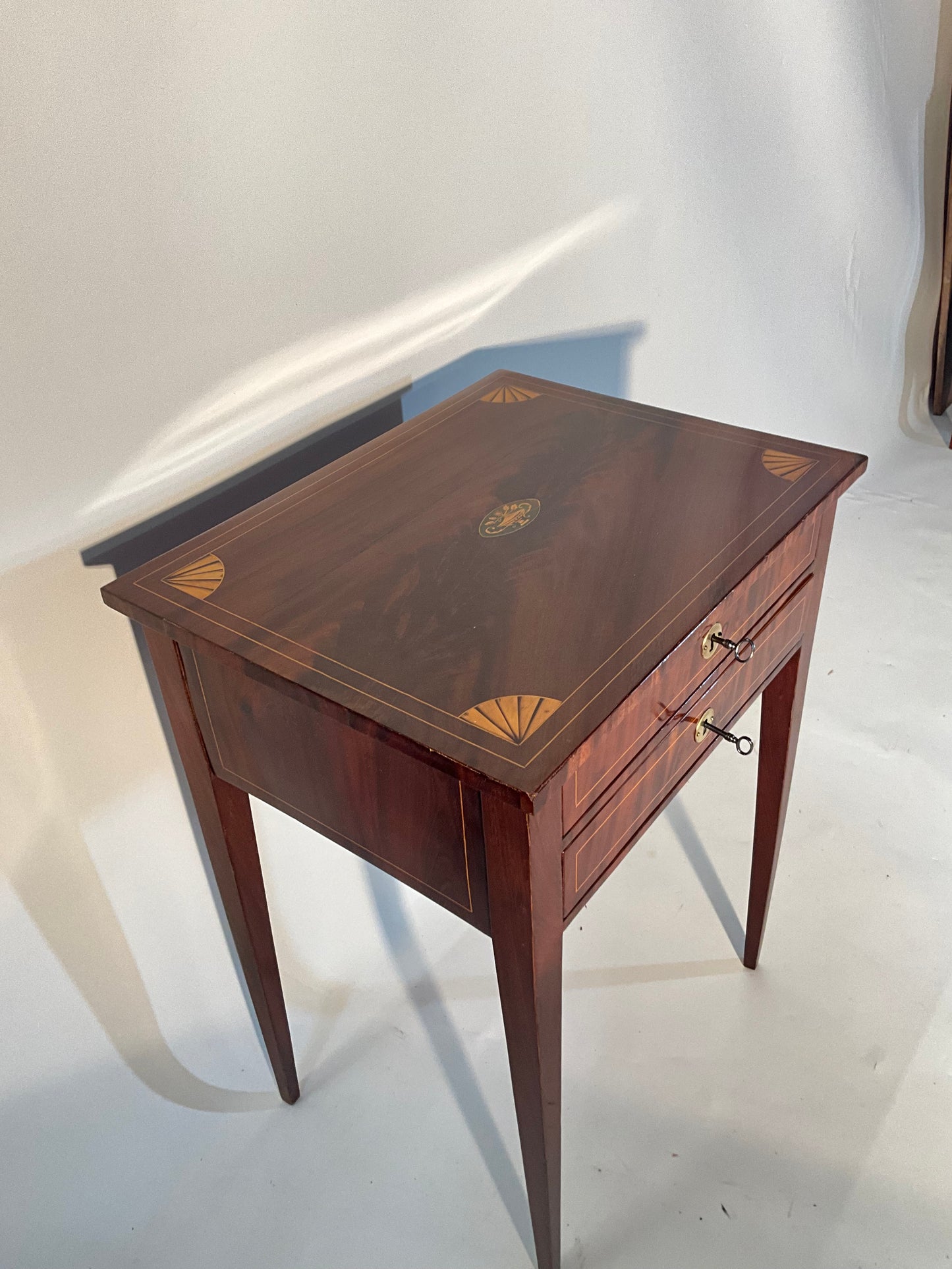 Biedermeier Beistelltisch in Mahagoni intarsiert