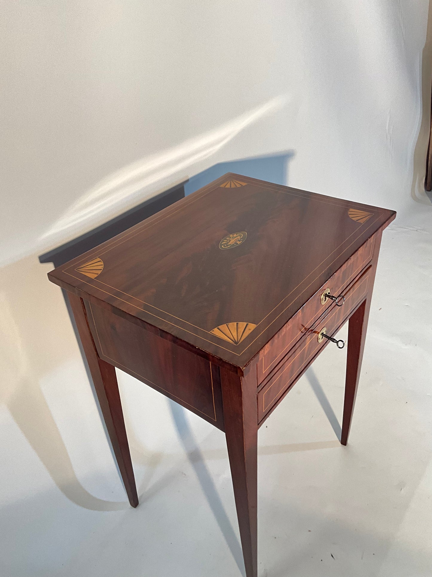 Biedermeier Beistelltisch in Mahagoni intarsiert