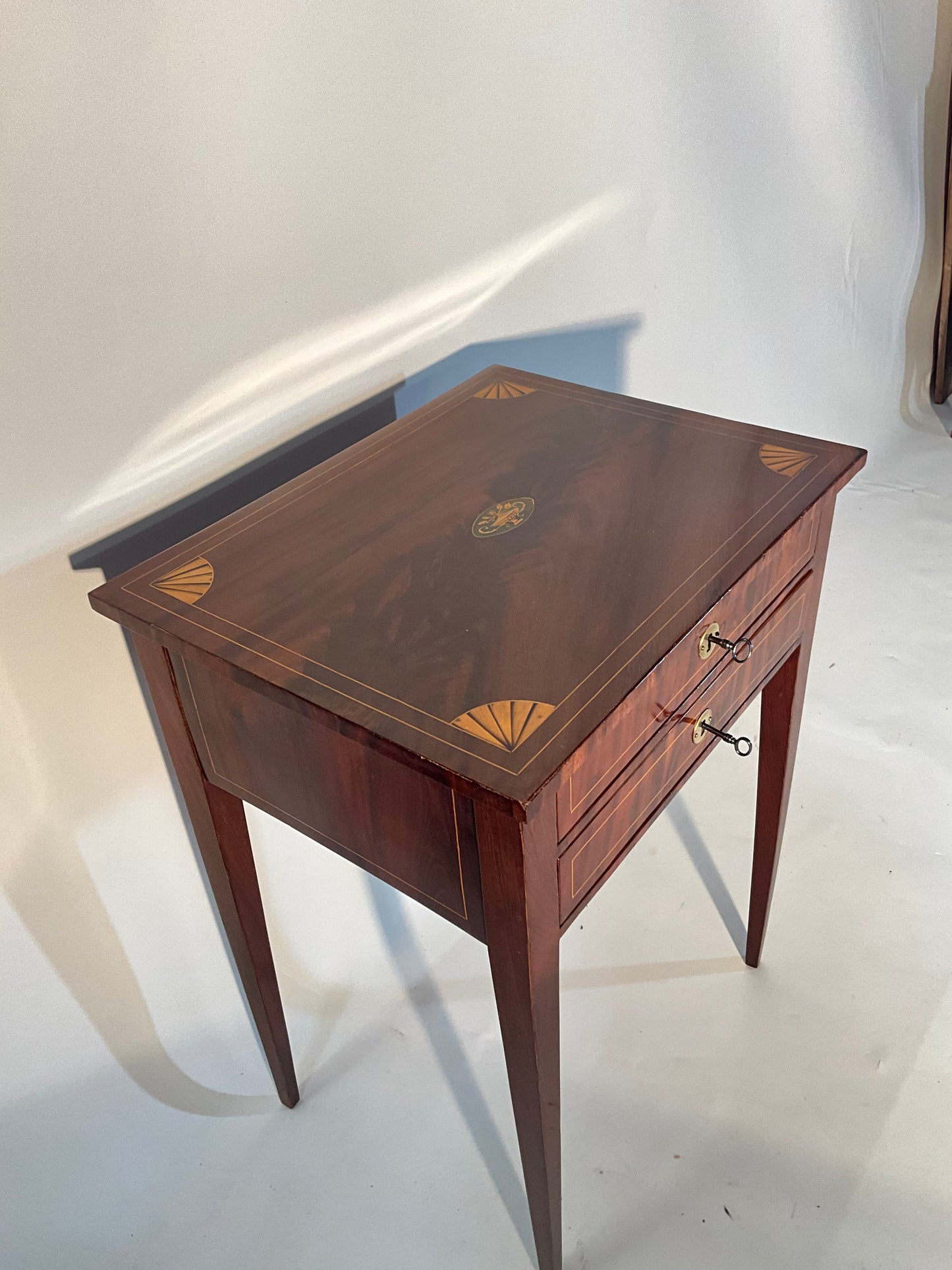Biedermeier Beistelltisch in Mahagoni intarsiert