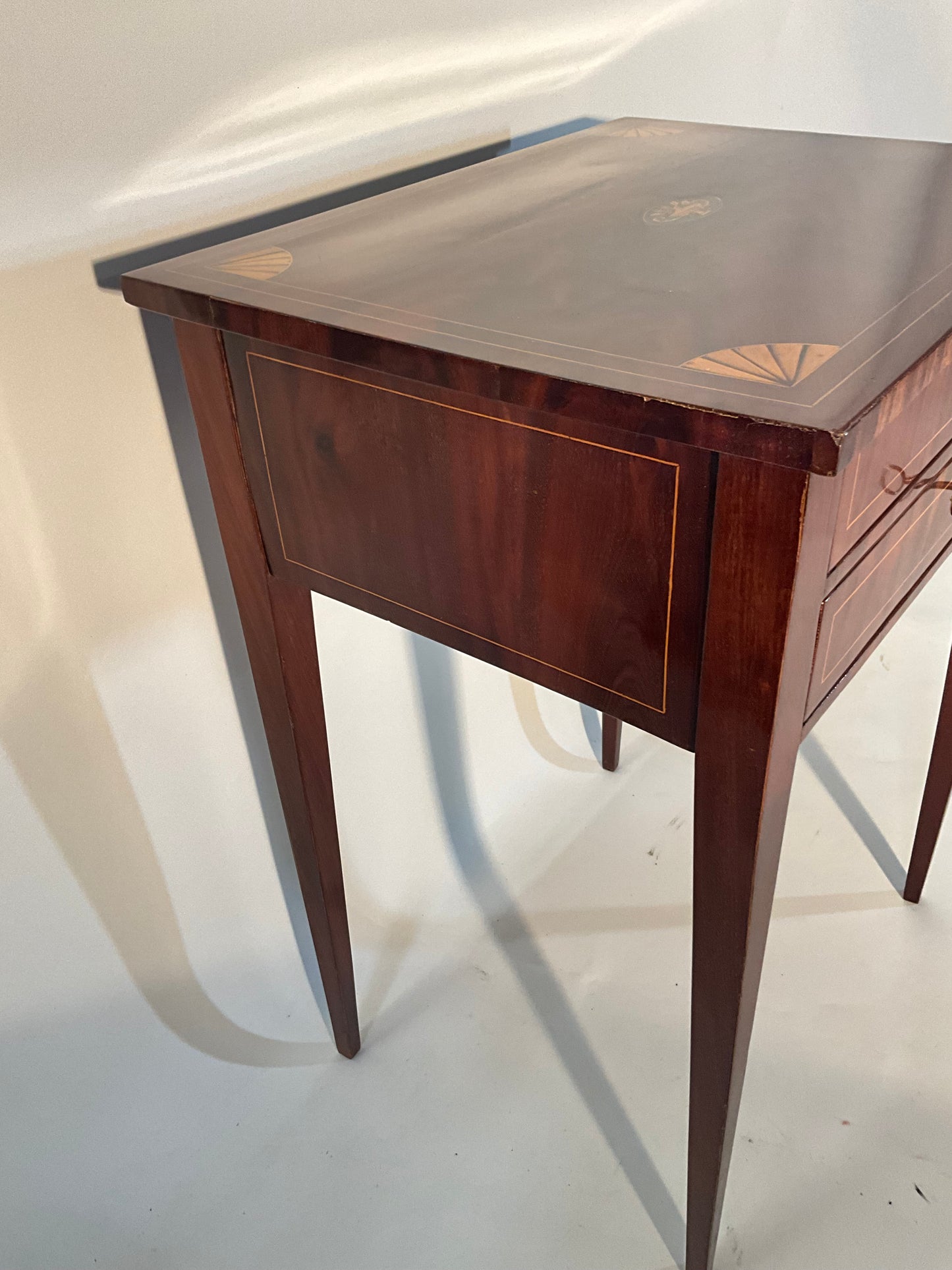 Biedermeier Beistelltisch in Mahagoni intarsiert