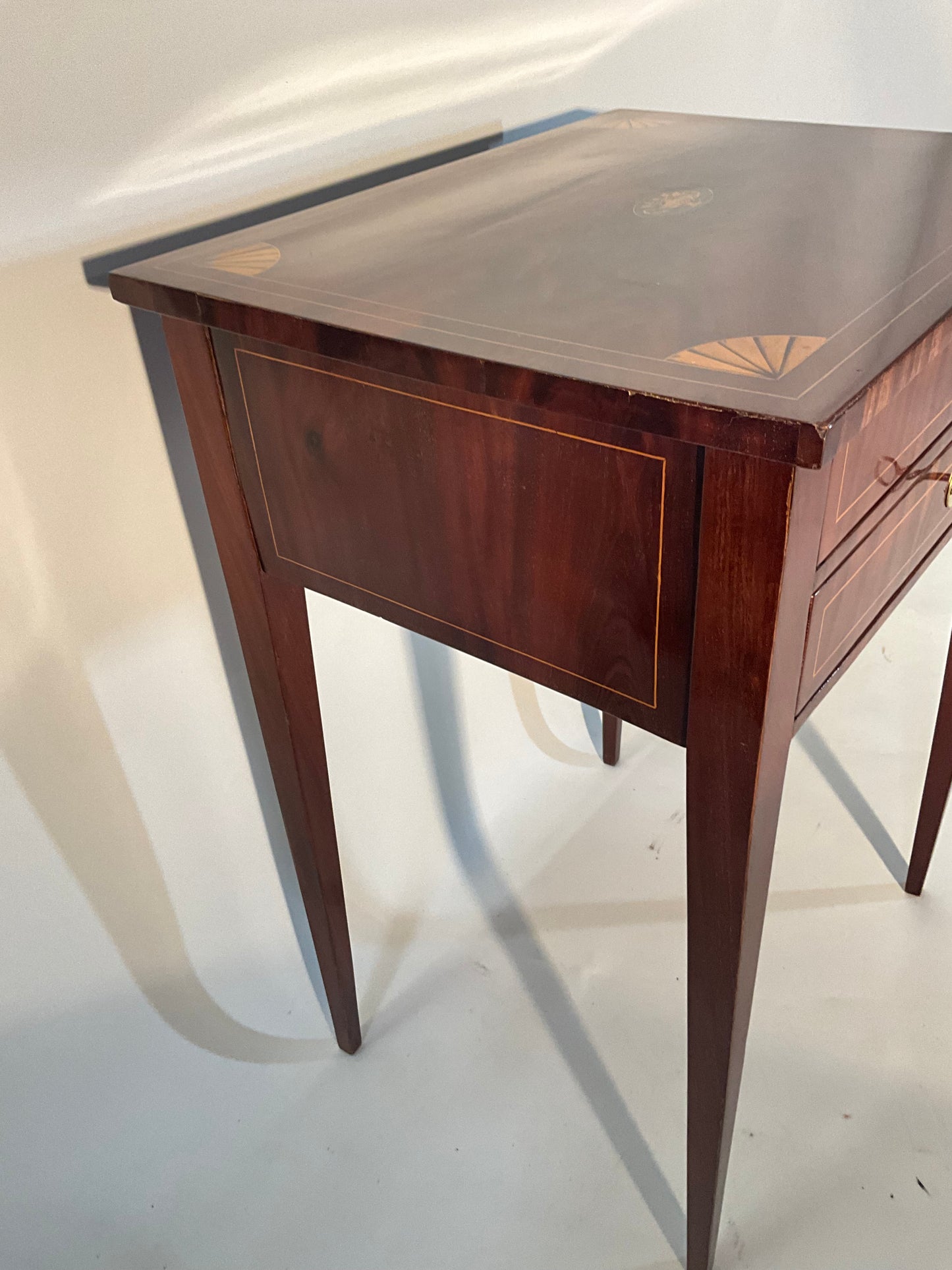 Biedermeier Beistelltisch in Mahagoni intarsiert