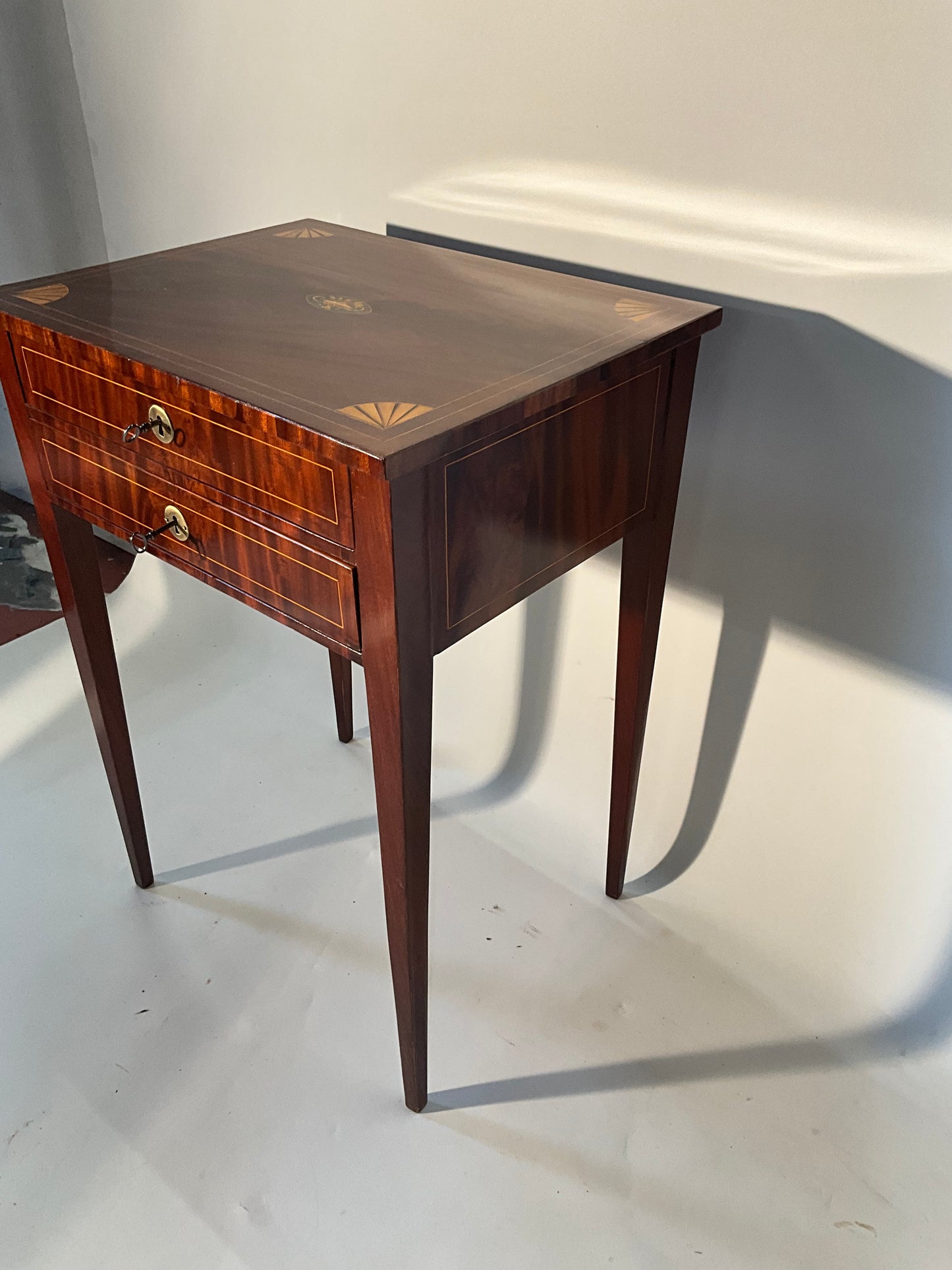 Biedermeier Beistelltisch in Mahagoni intarsiert