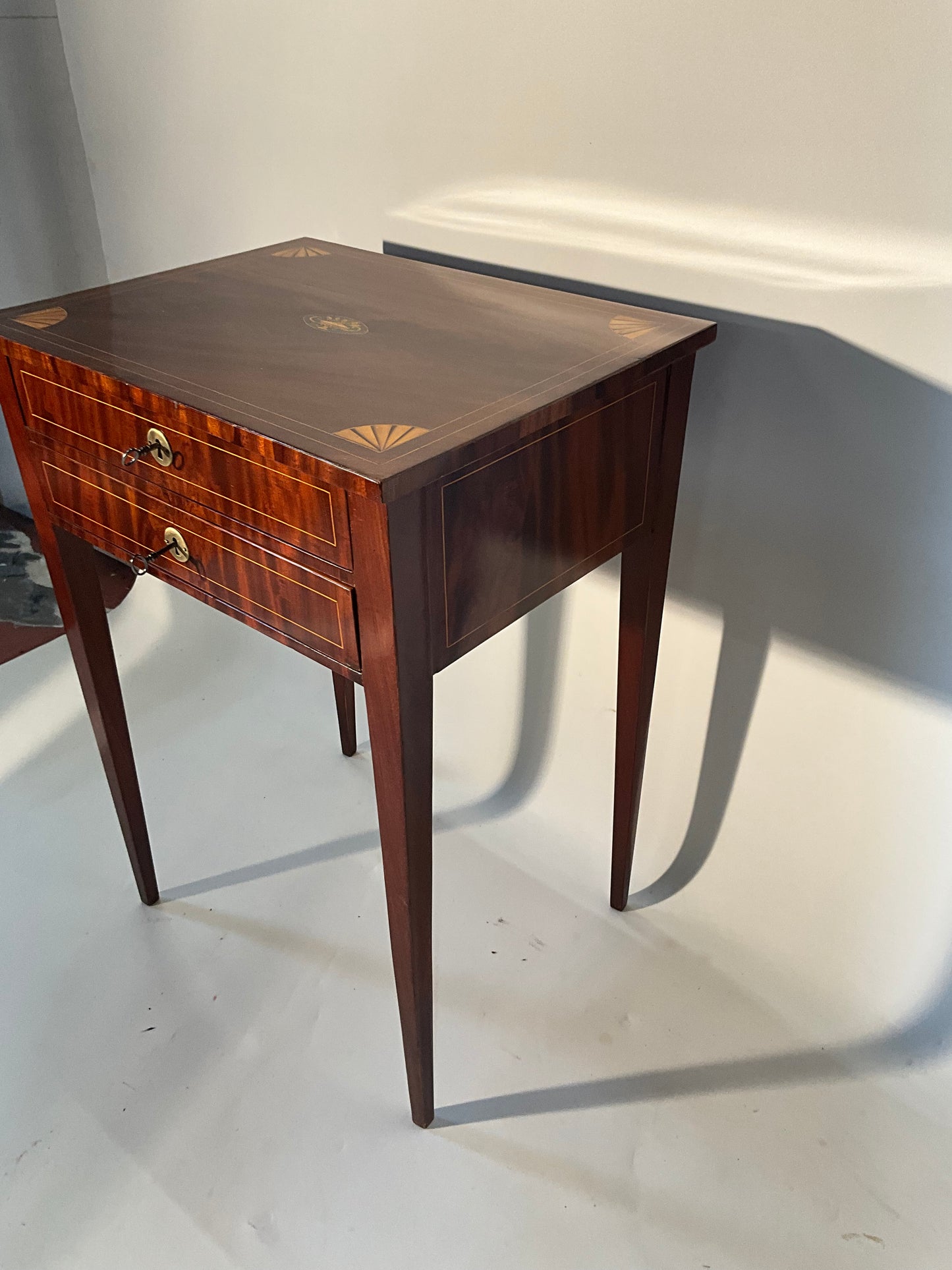 Biedermeier Beistelltisch in Mahagoni intarsiert