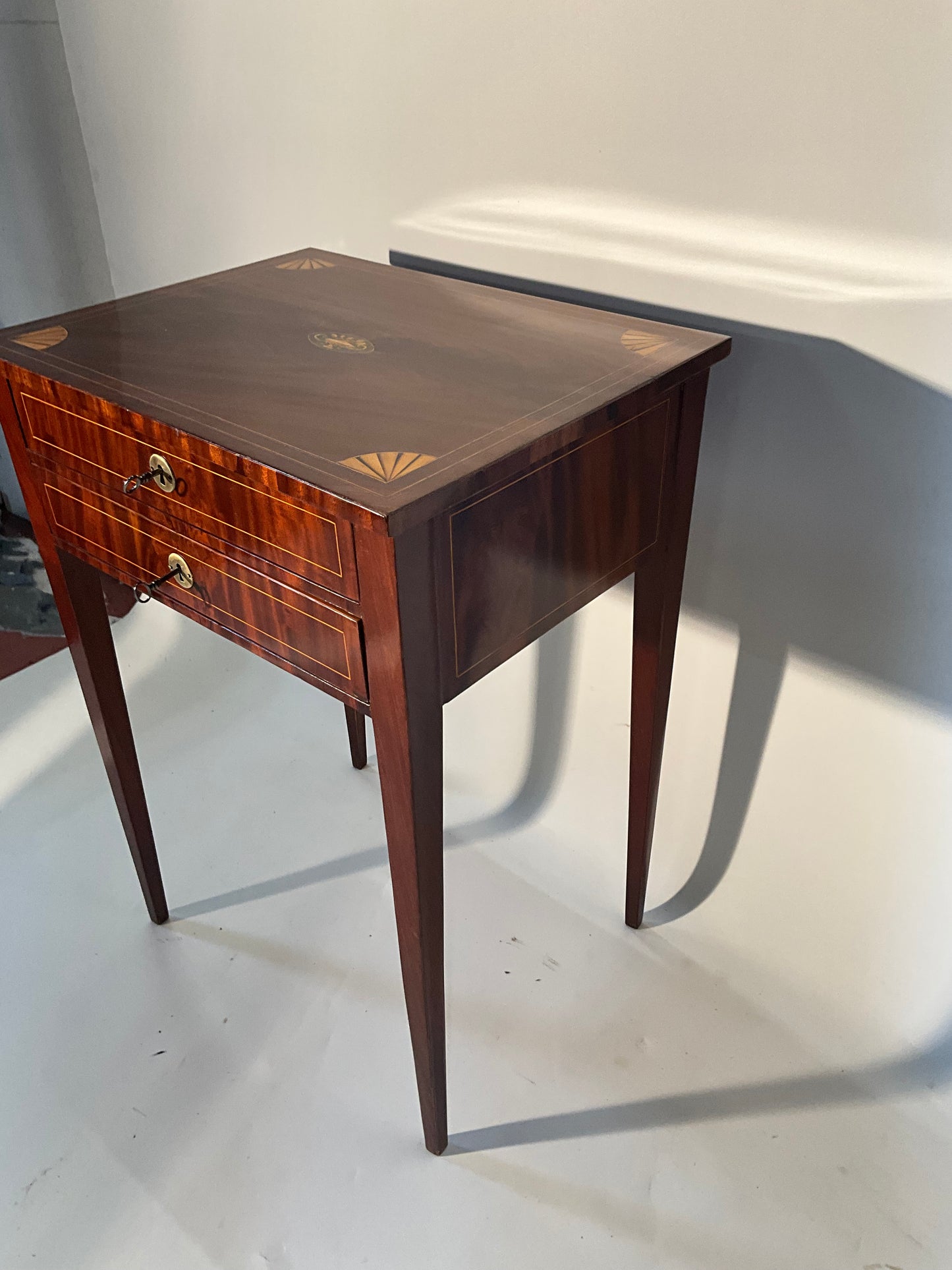 Biedermeier Beistelltisch in Mahagoni intarsiert