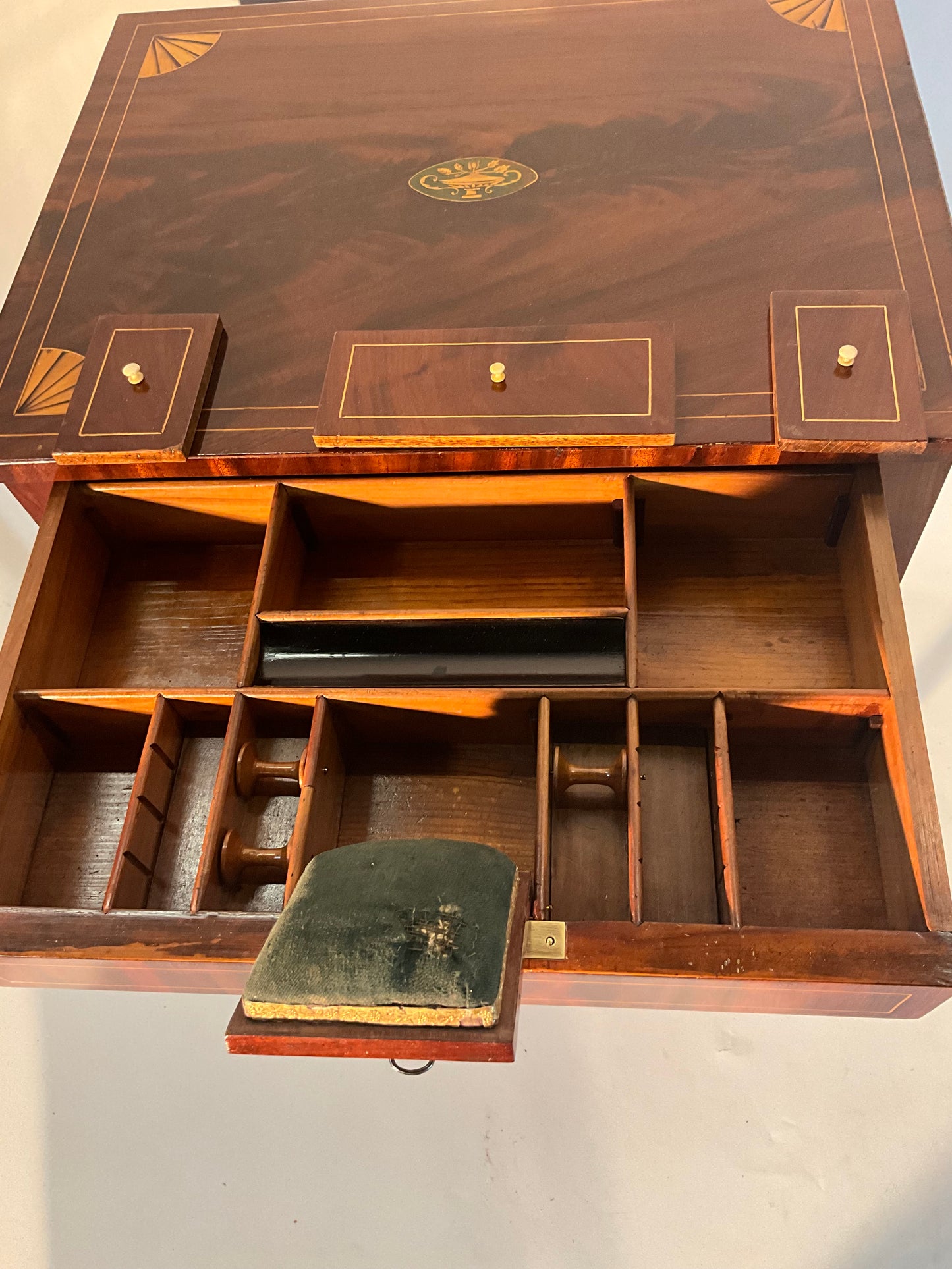 Biedermeier Beistelltisch in Mahagoni intarsiert