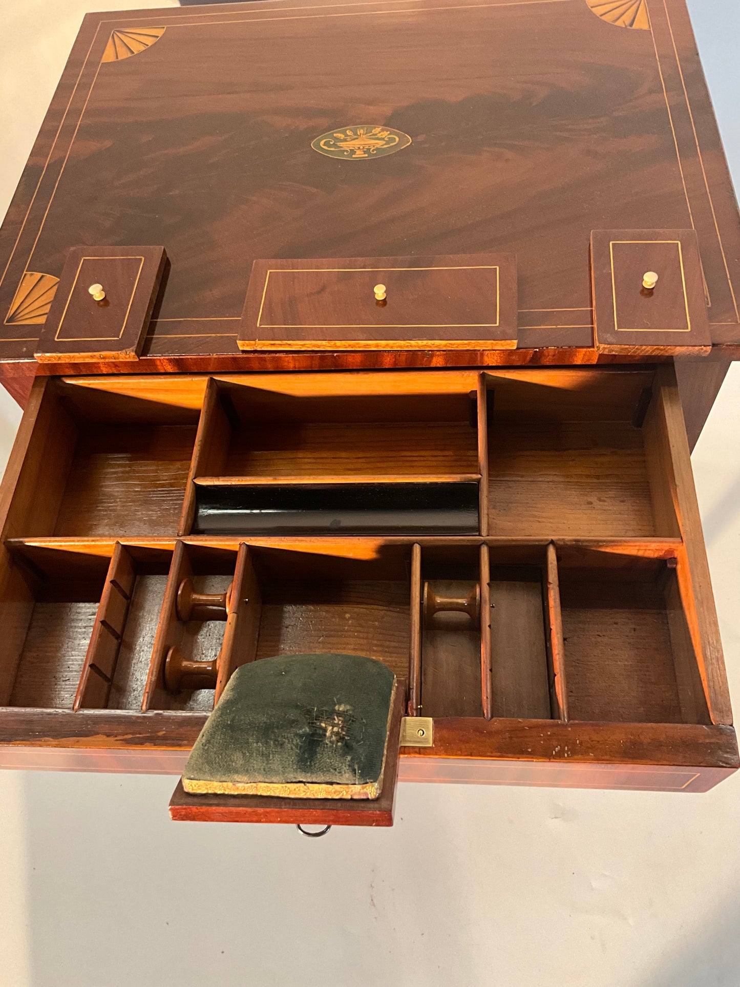 Biedermeier Beistelltisch in Mahagoni intarsiert