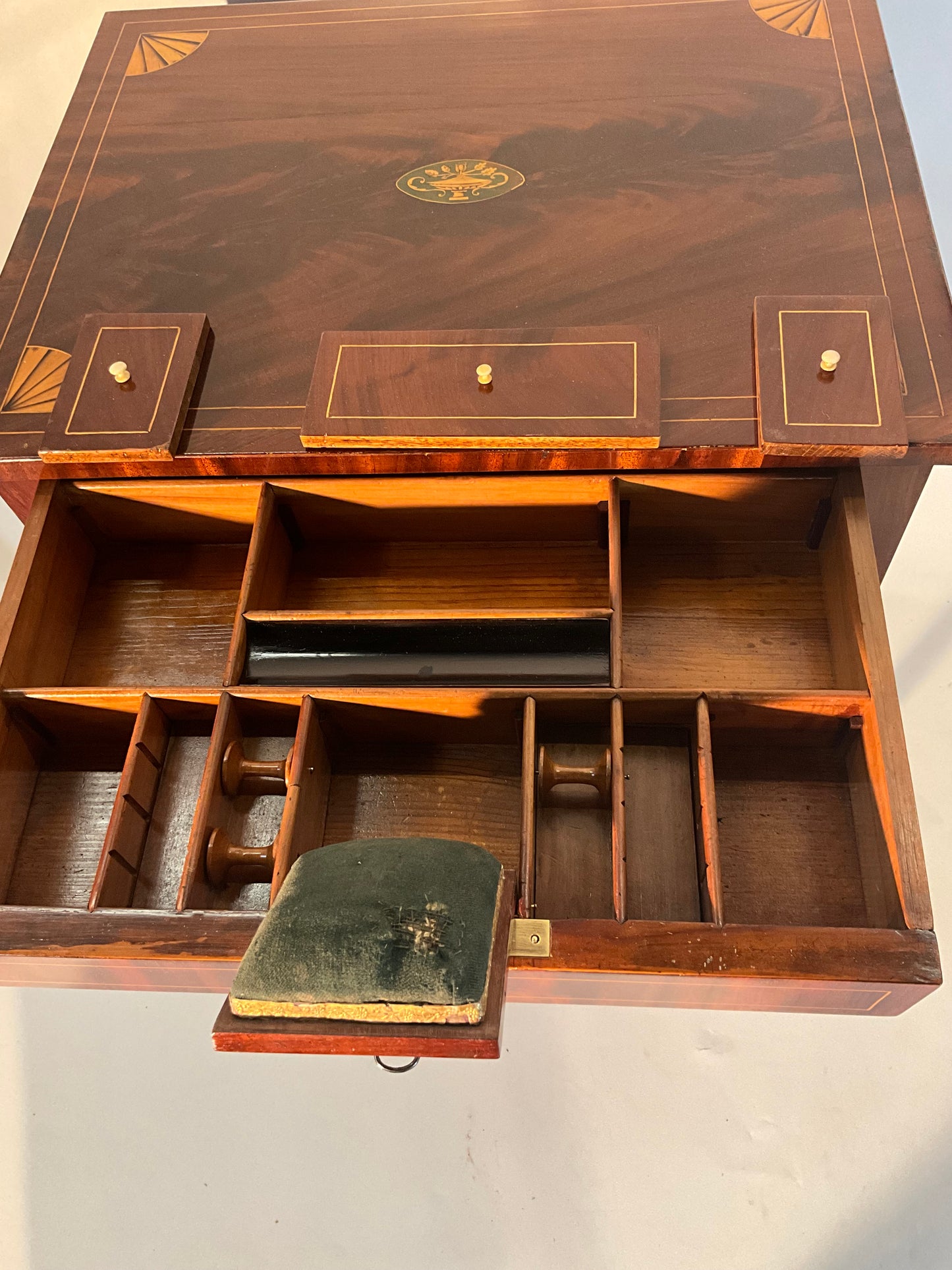 Biedermeier Beistelltisch in Mahagoni intarsiert