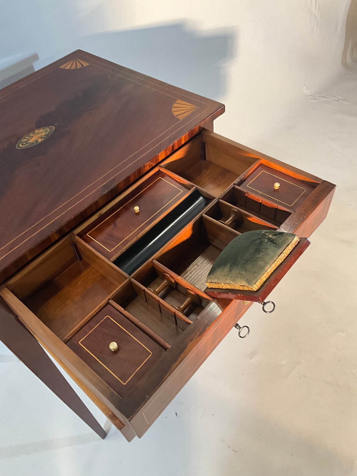 Biedermeier Beistelltisch in Mahagoni intarsiert