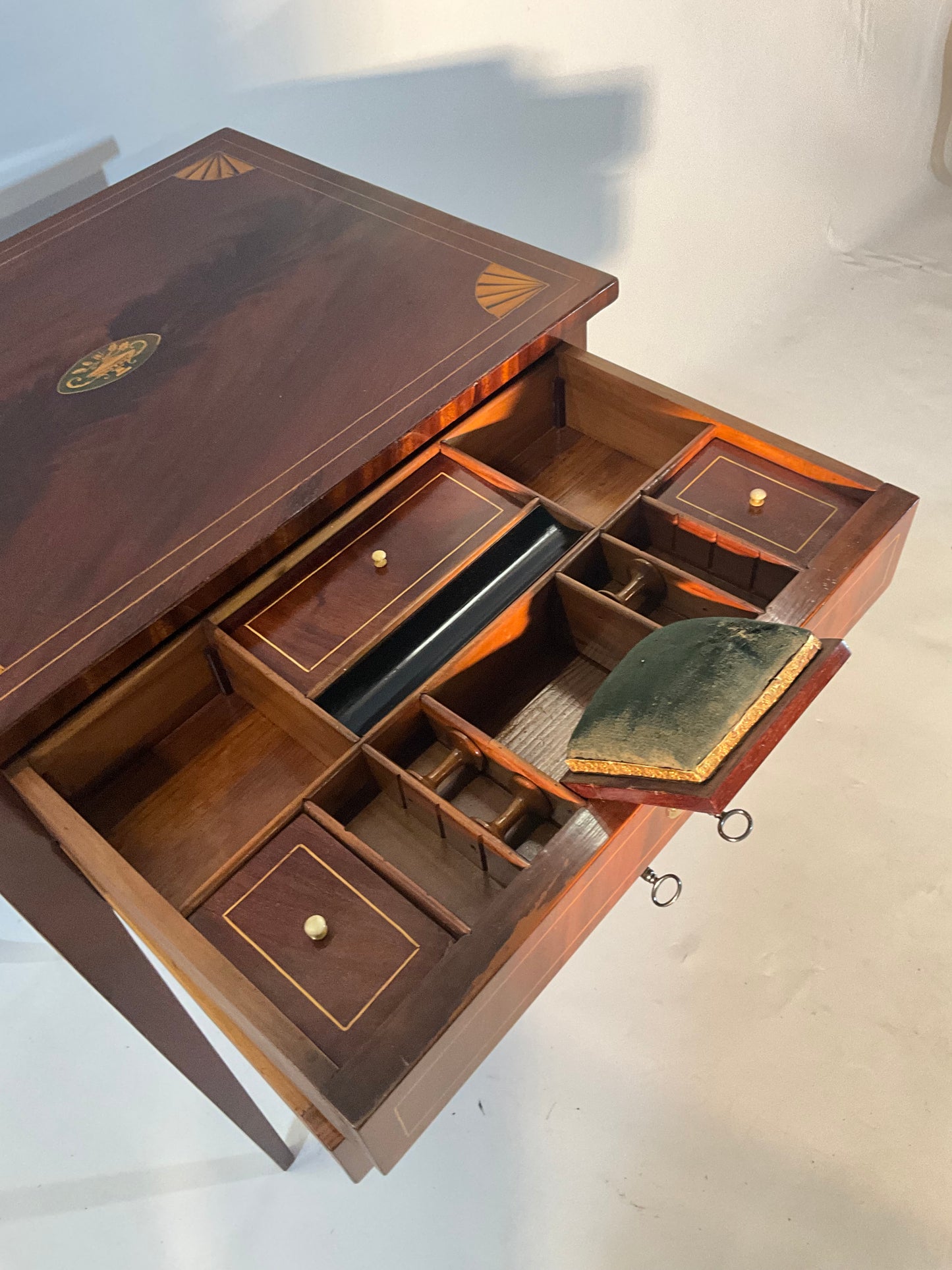 Biedermeier Beistelltisch in Mahagoni intarsiert
