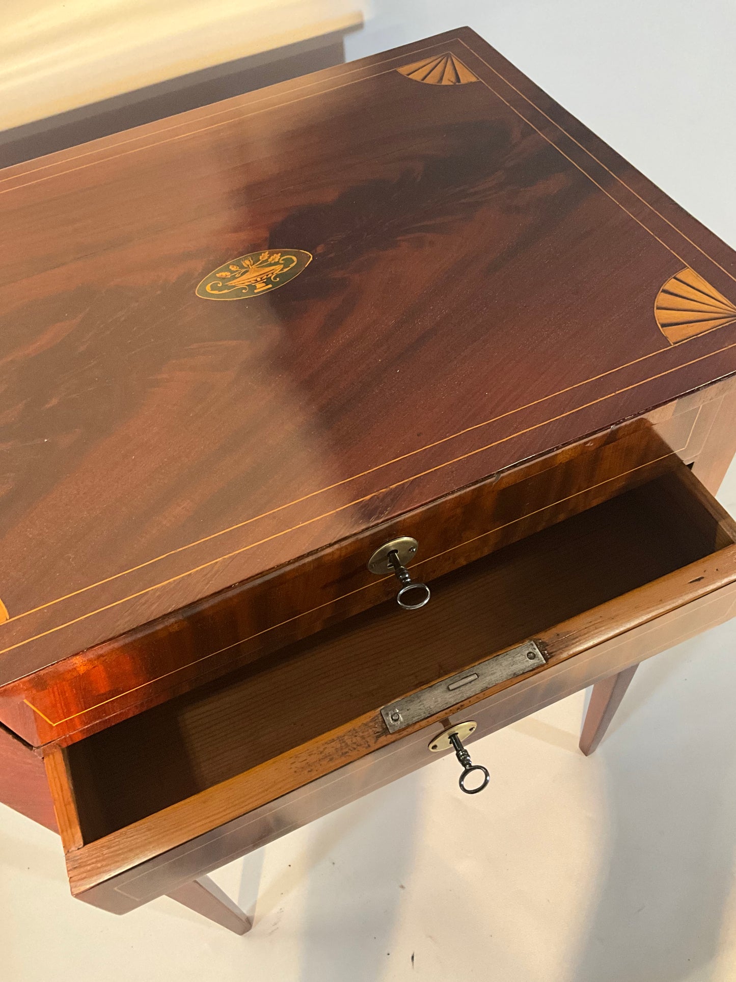 Biedermeier Beistelltisch in Mahagoni intarsiert