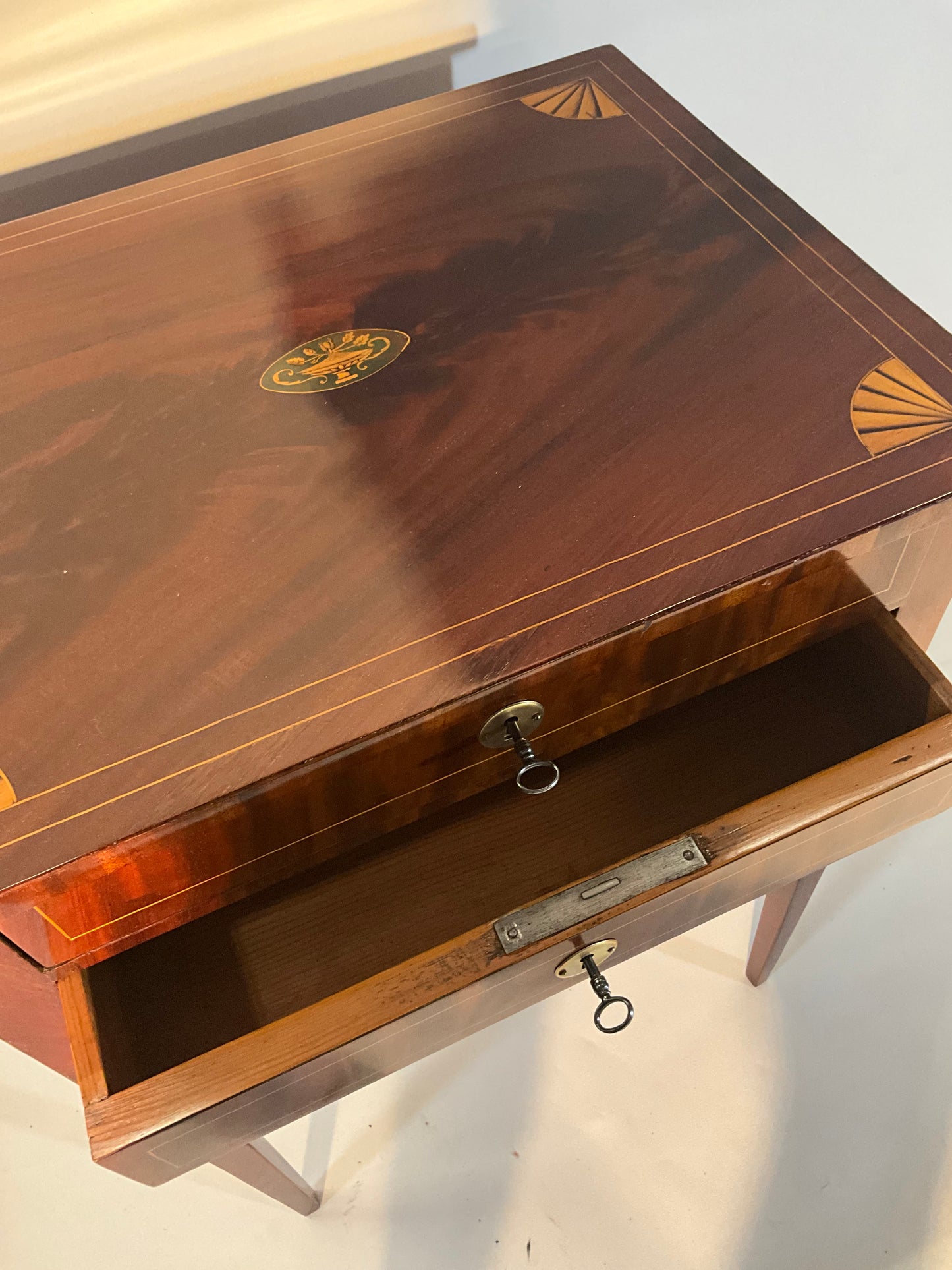 Biedermeier Beistelltisch in Mahagoni intarsiert