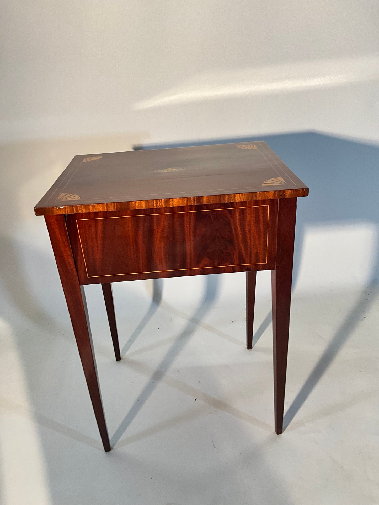 Biedermeier Beistelltisch in Mahagoni intarsiert