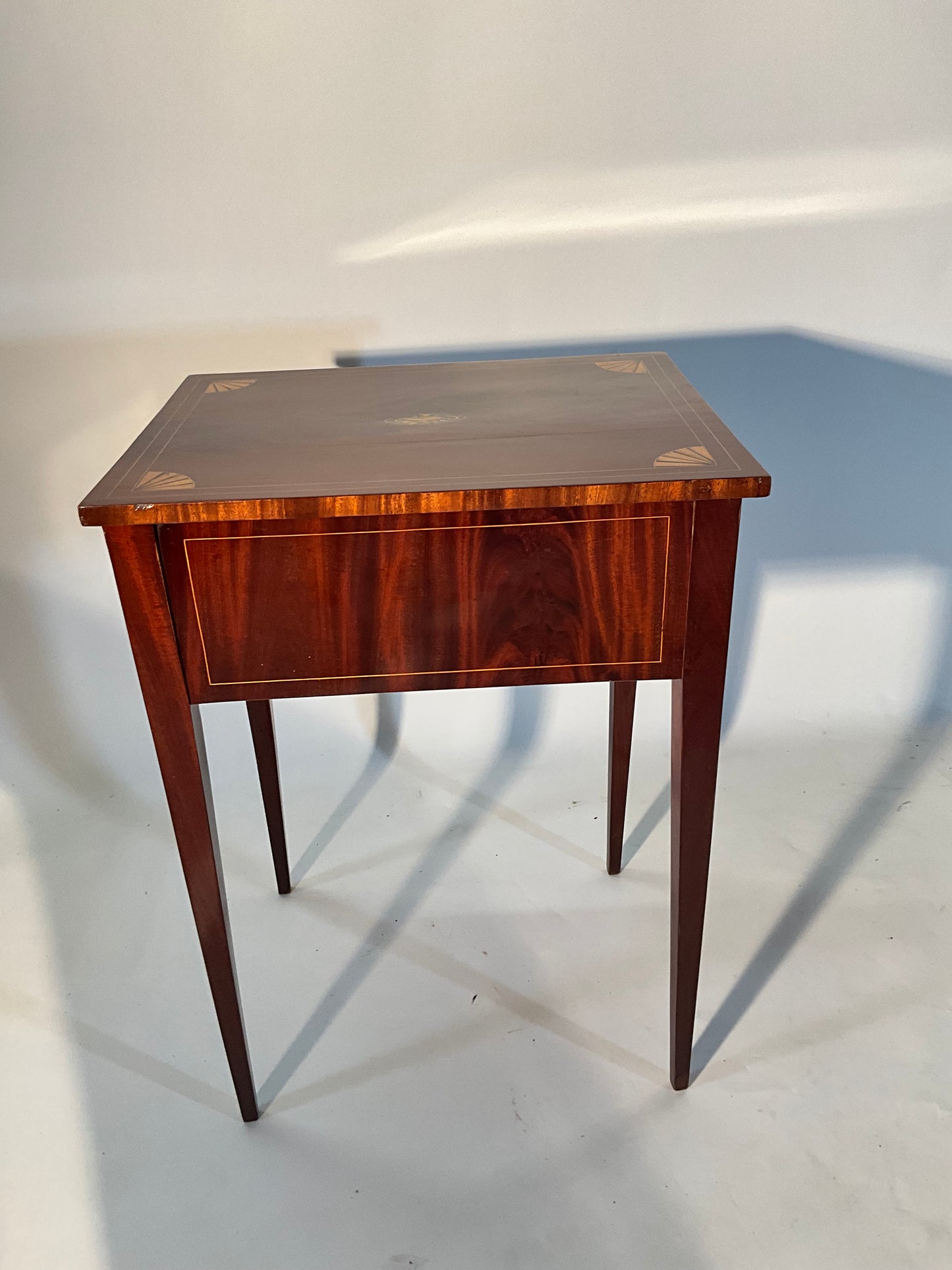 Biedermeier Beistelltisch in Mahagoni intarsiert
