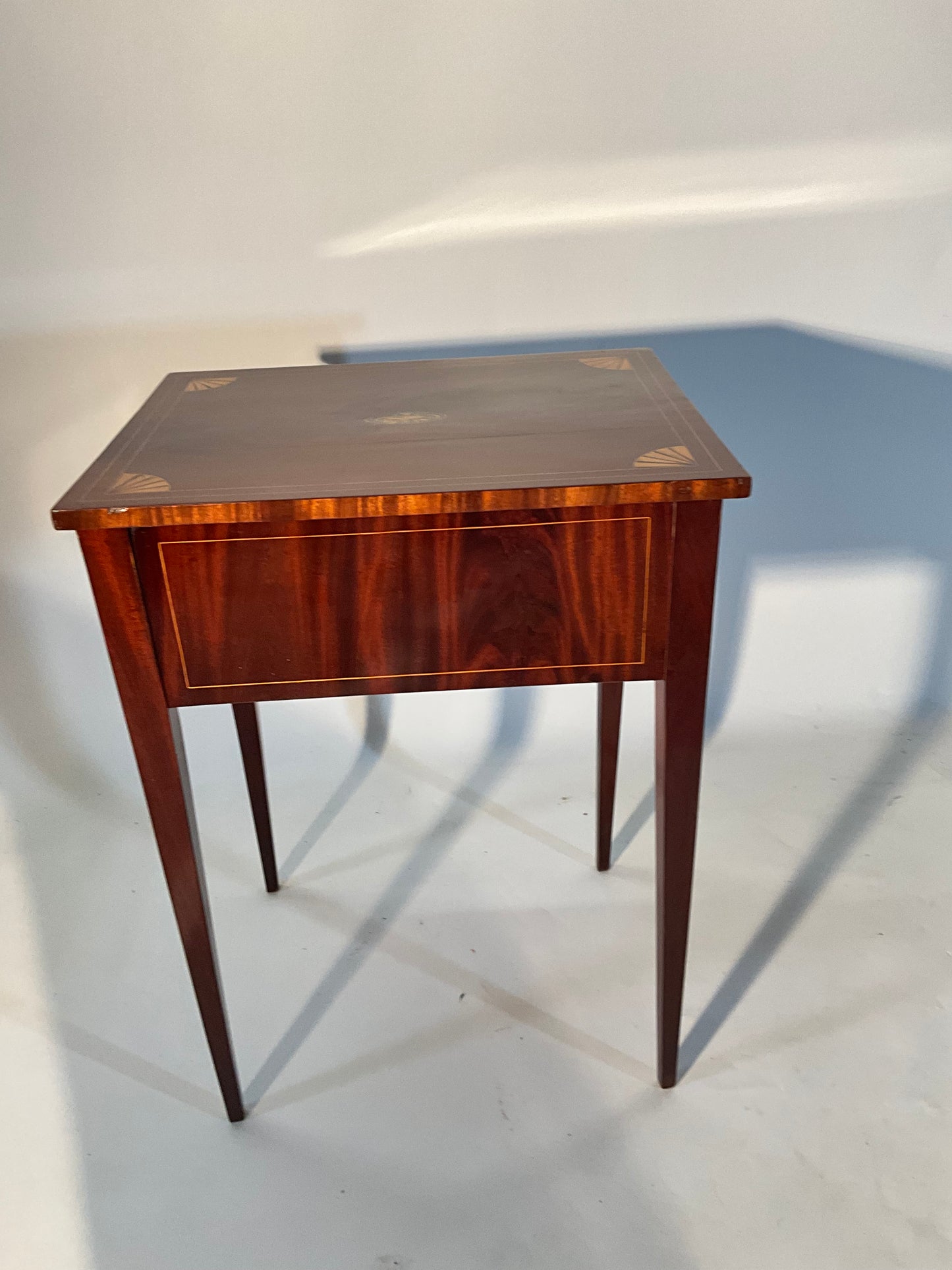 Biedermeier Beistelltisch in Mahagoni intarsiert