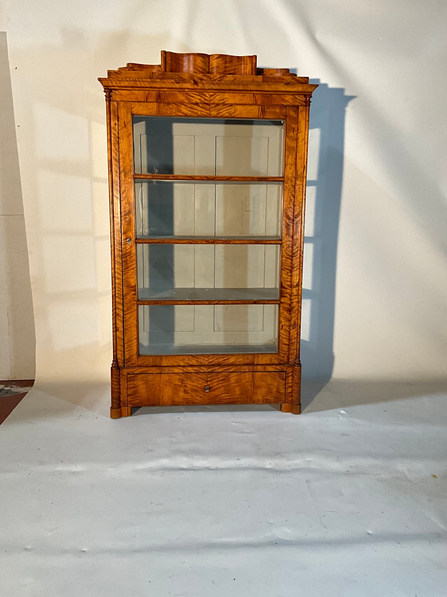 Bier Vitrine dreiseitig verlast Birke um 1840