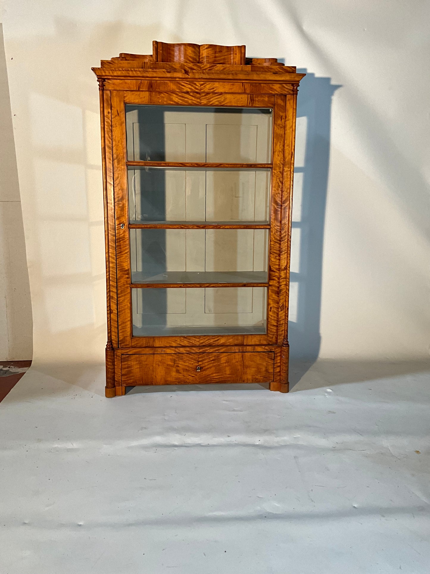 Bier Vitrine dreiseitig verlast Birke um 1840