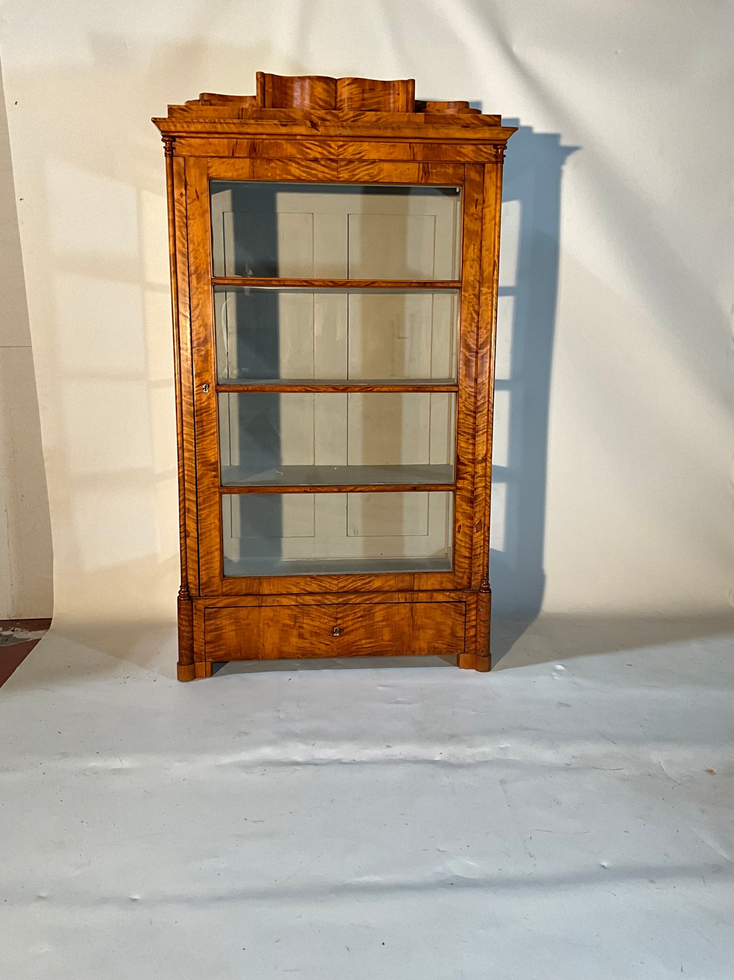 Bier Vitrine dreiseitig verlast Birke um 1840