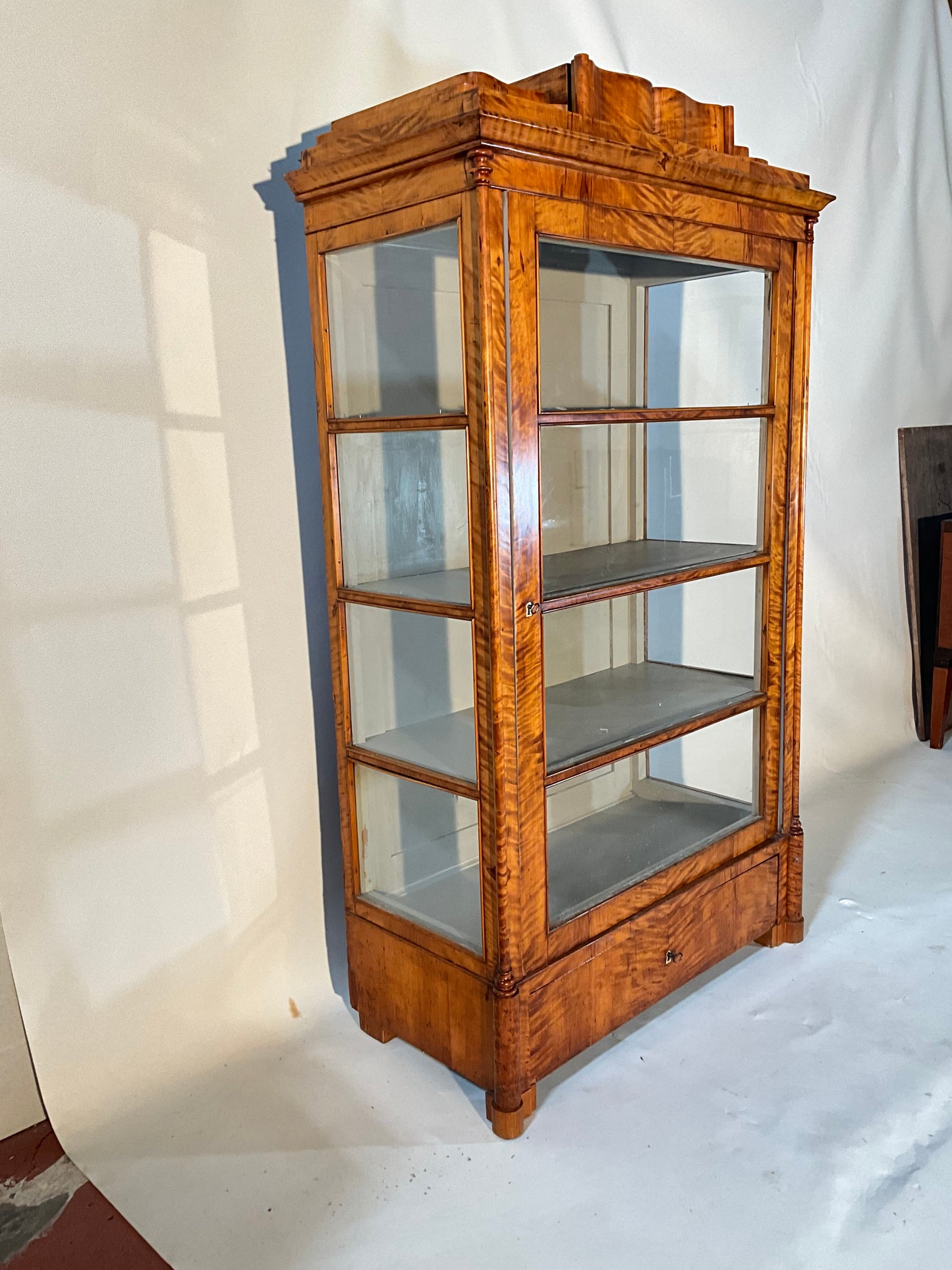 Bier Vitrine dreiseitig verlast Birke um 1840