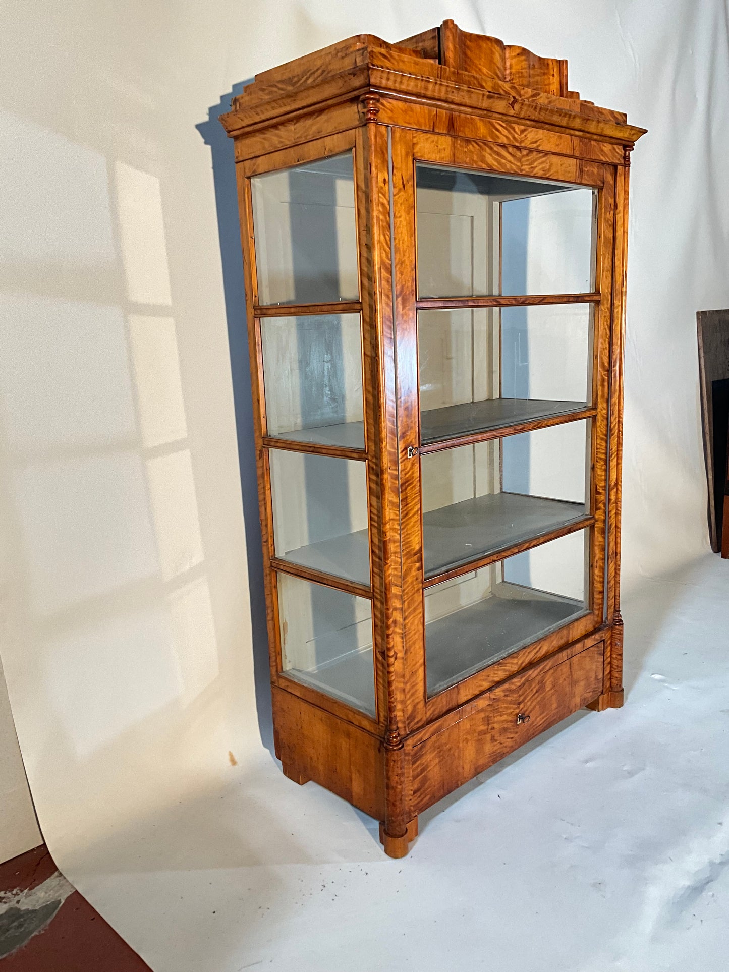 Bier Vitrine dreiseitig verlast Birke um 1840