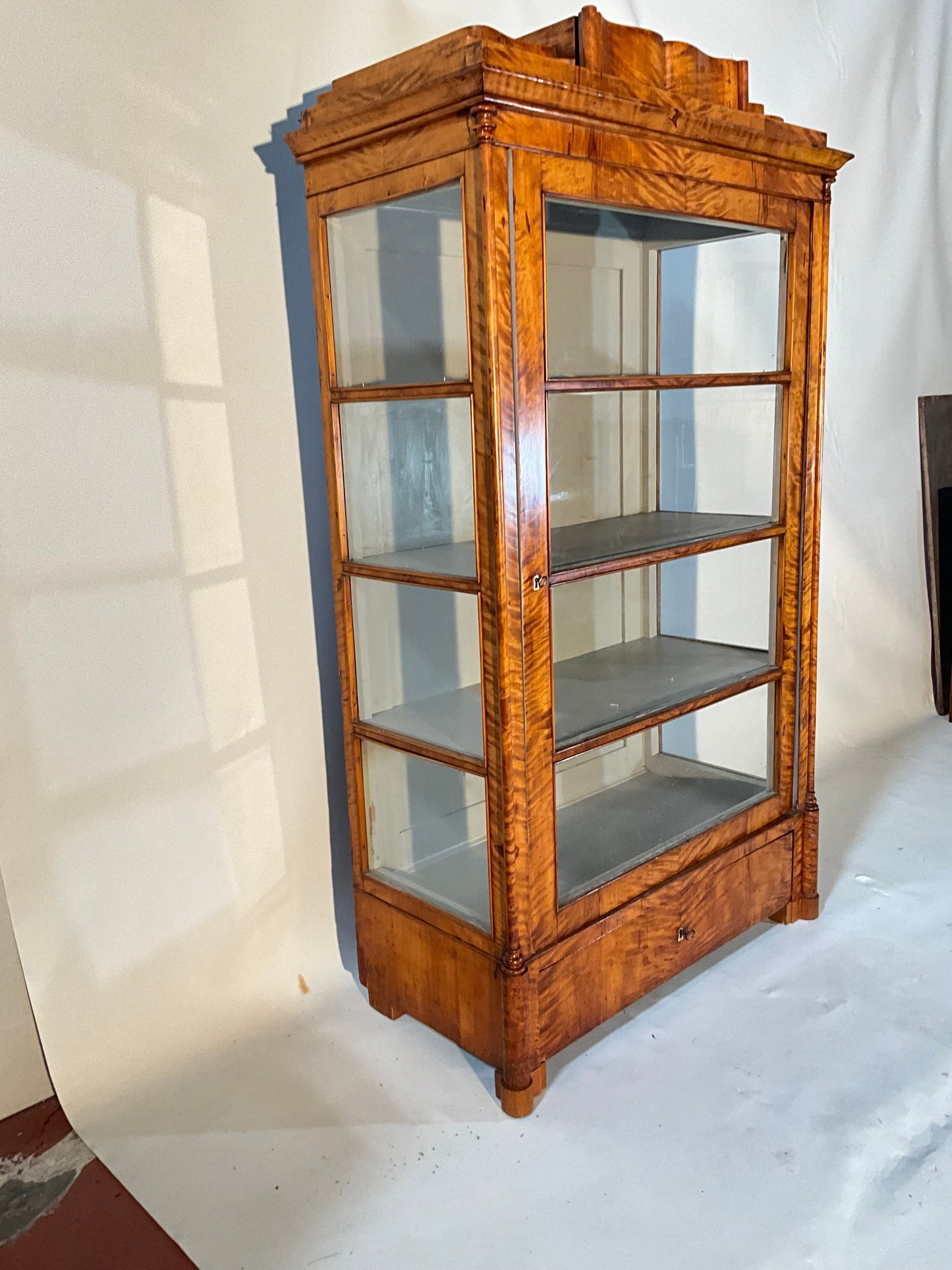 Bier Vitrine dreiseitig verlast Birke um 1840
