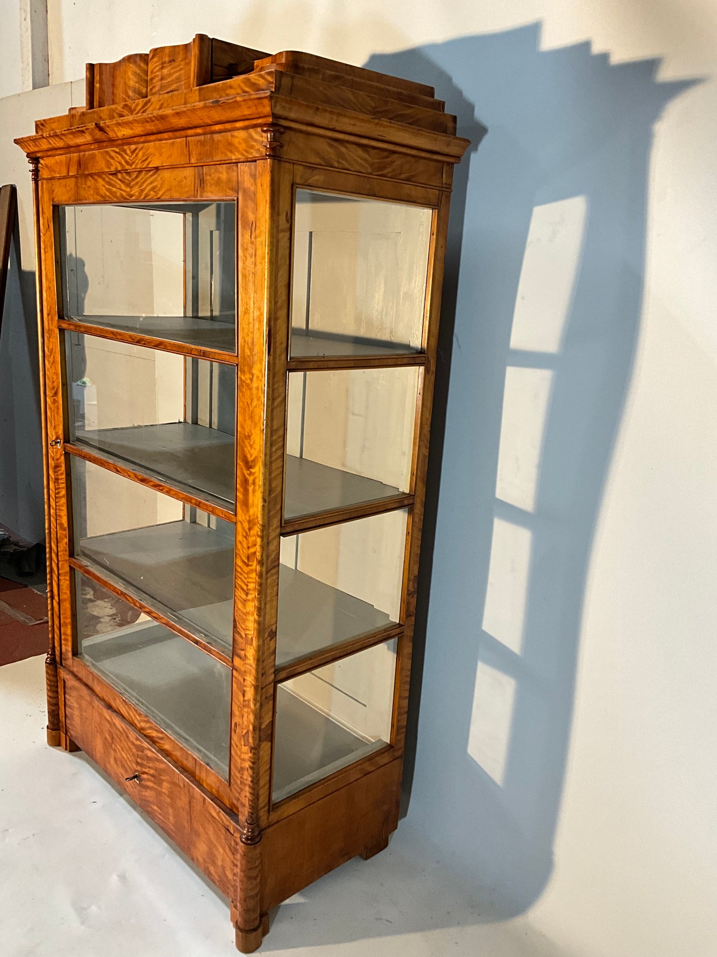 Bier Vitrine dreiseitig verlast Birke um 1840