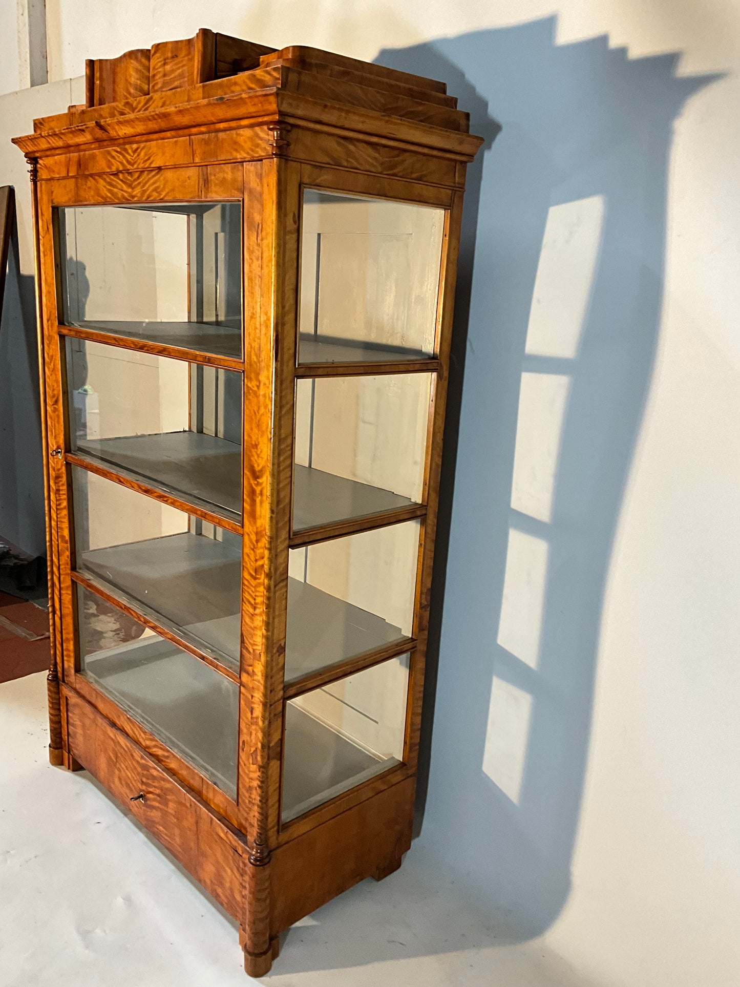 Bier Vitrine dreiseitig verlast Birke um 1840