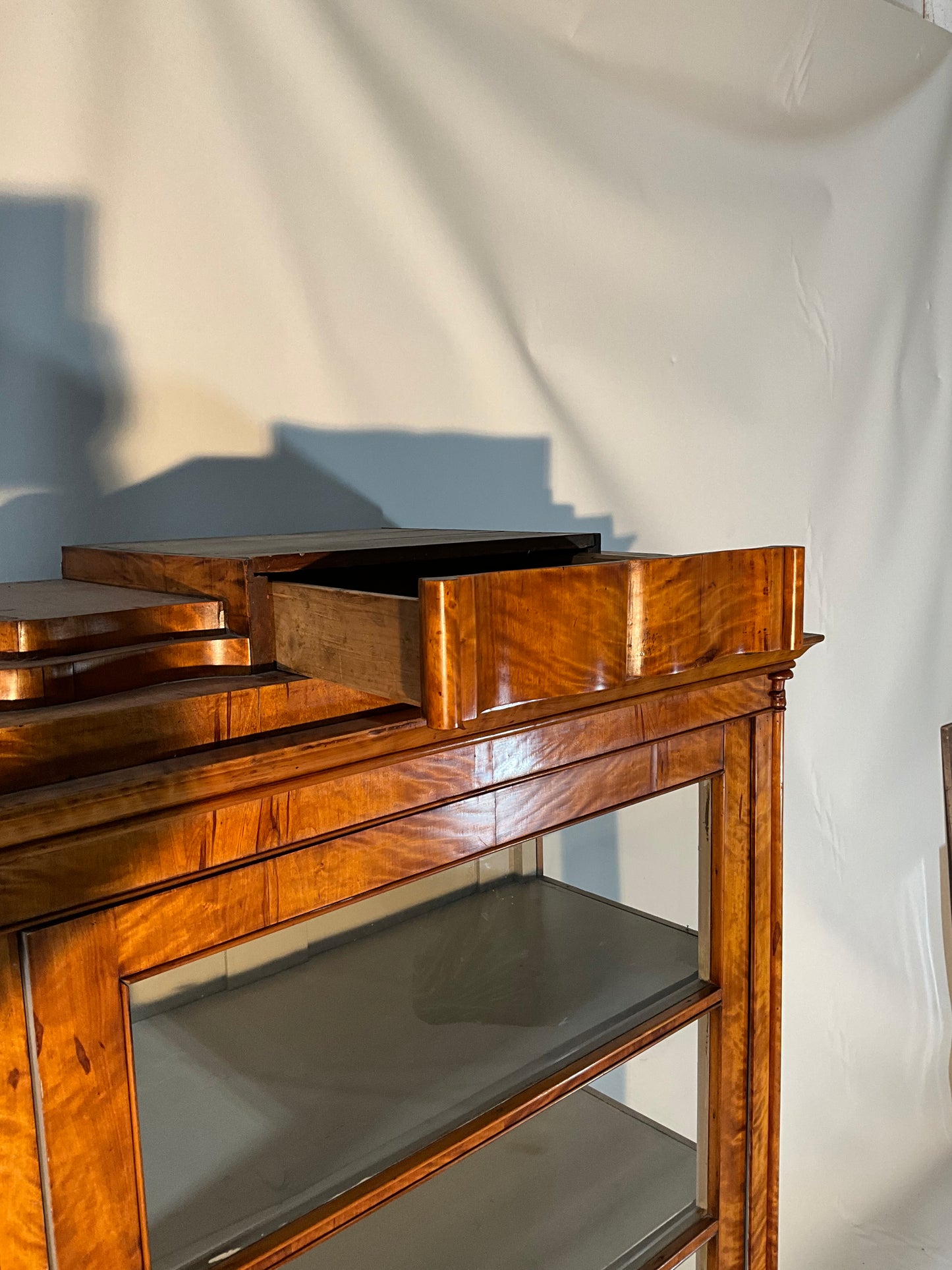 Bier Vitrine dreiseitig verlast Birke um 1840