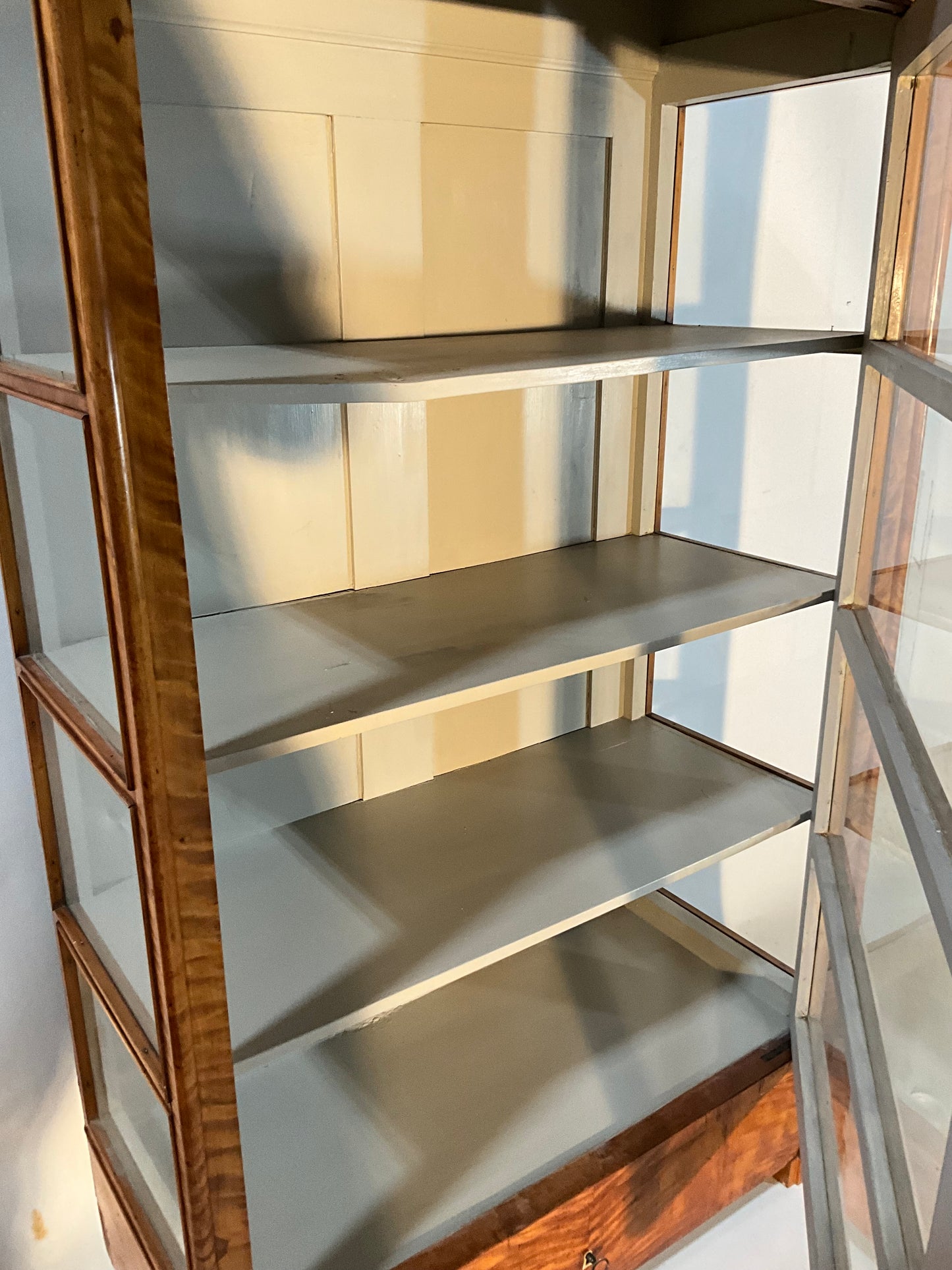 Bier Vitrine dreiseitig verlast Birke um 1840