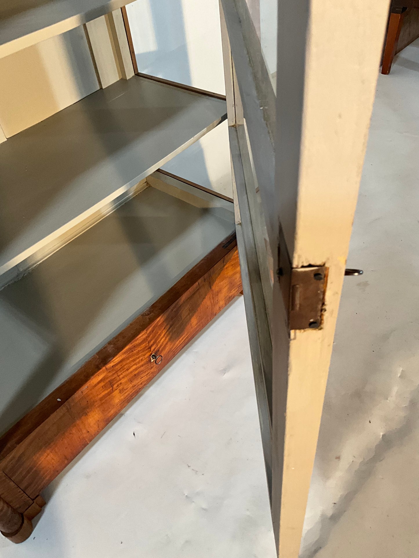 Bier Vitrine dreiseitig verlast Birke um 1840