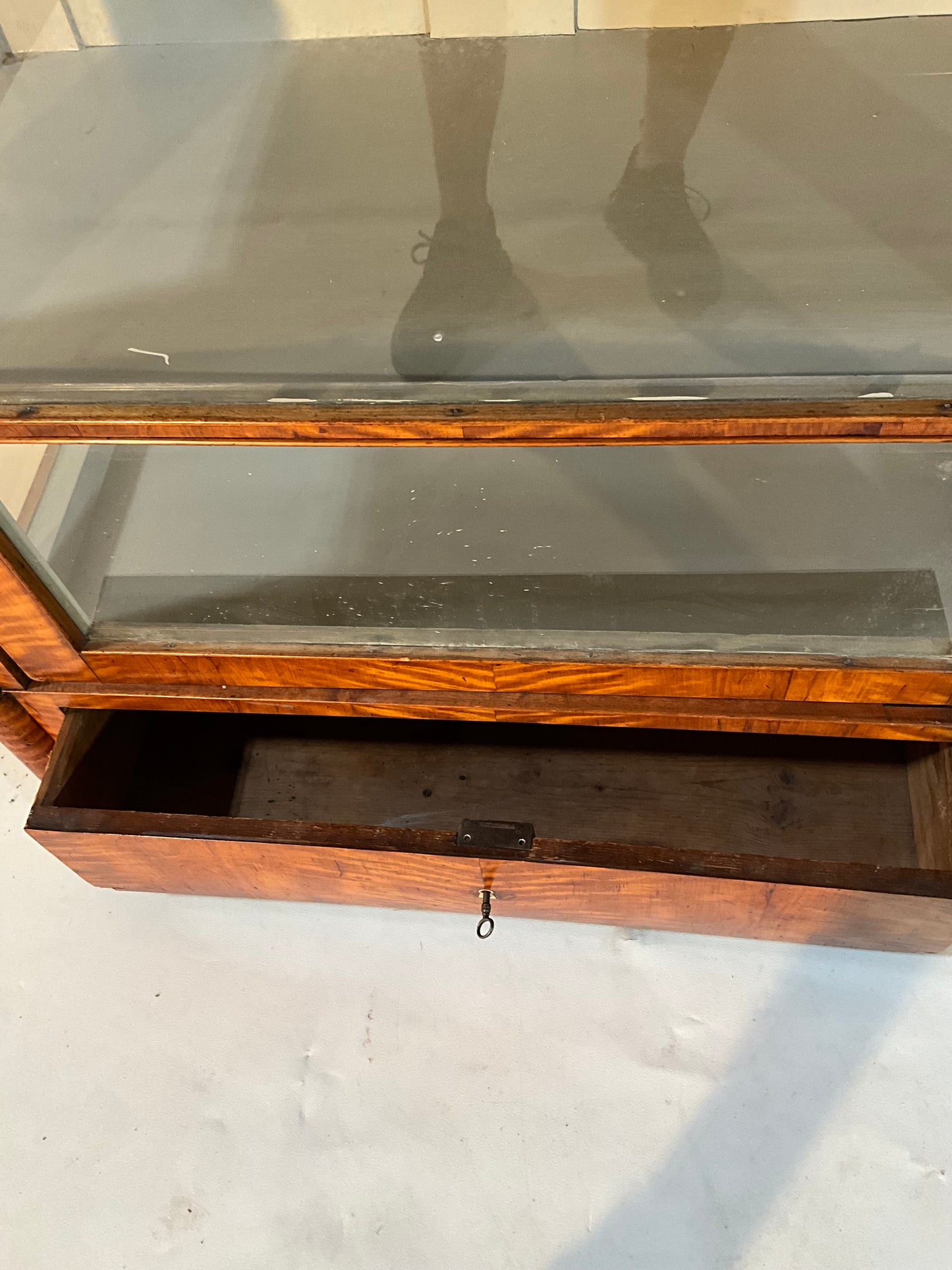 Bier Vitrine dreiseitig verlast Birke um 1840