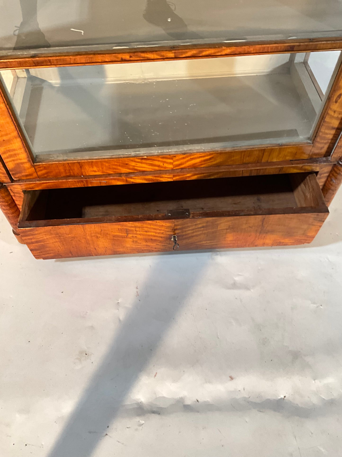 Bier Vitrine dreiseitig verlast Birke um 1840