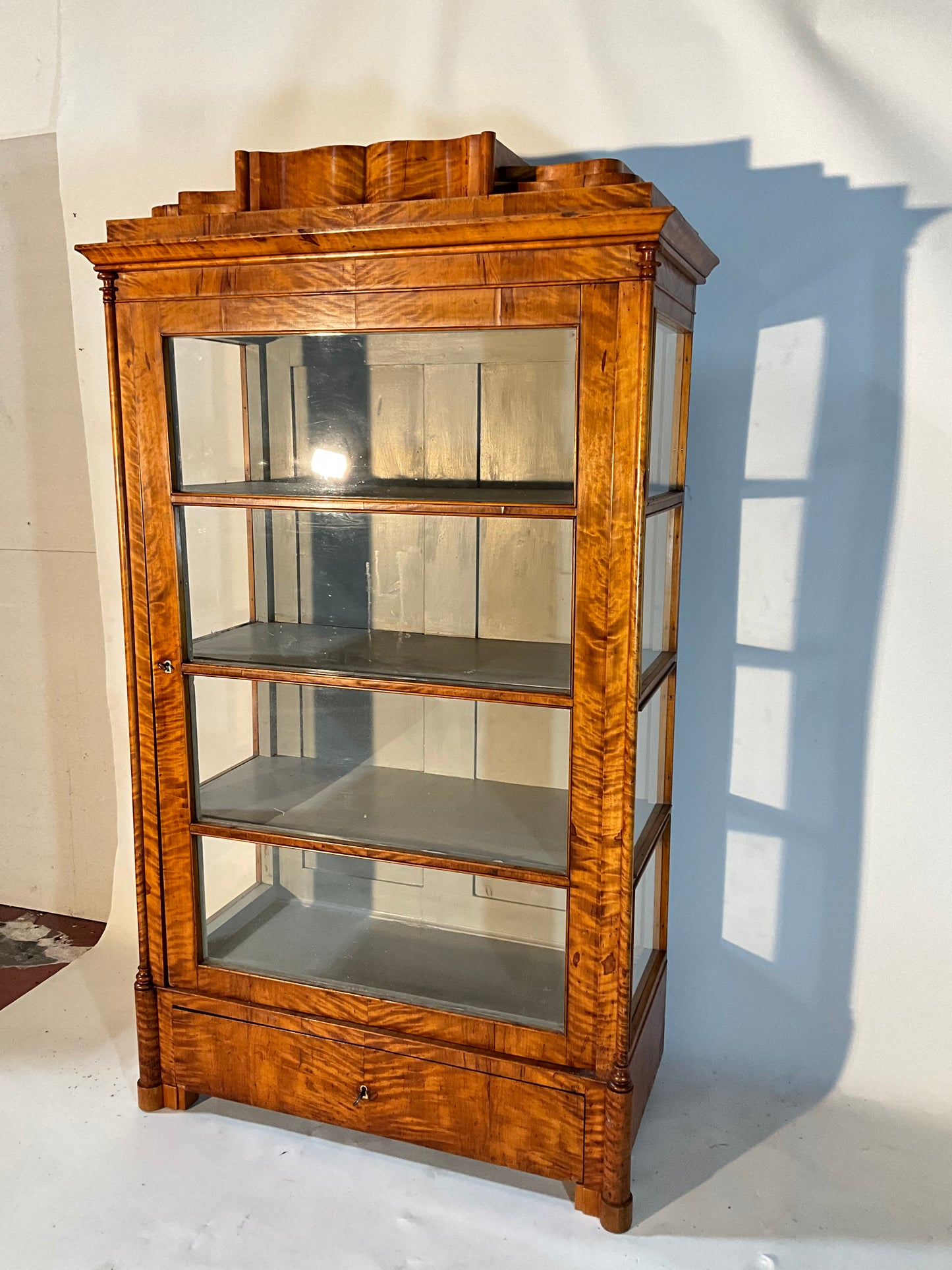 Bier Vitrine dreiseitig verlast Birke um 1840
