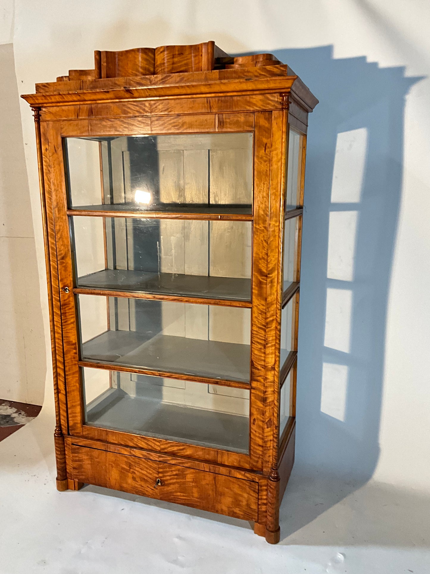 Bier Vitrine dreiseitig verlast Birke um 1840