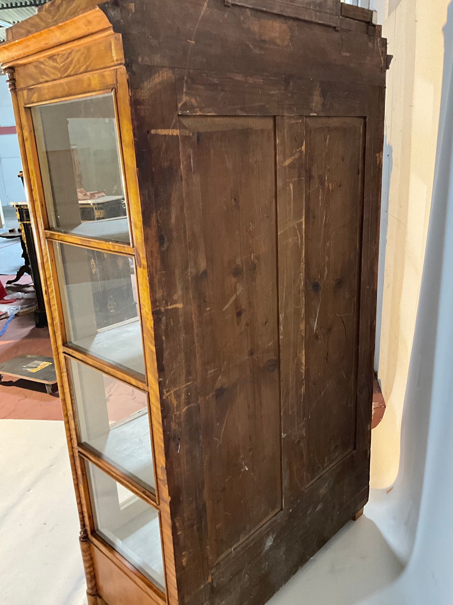 Bier Vitrine dreiseitig verlast Birke um 1840