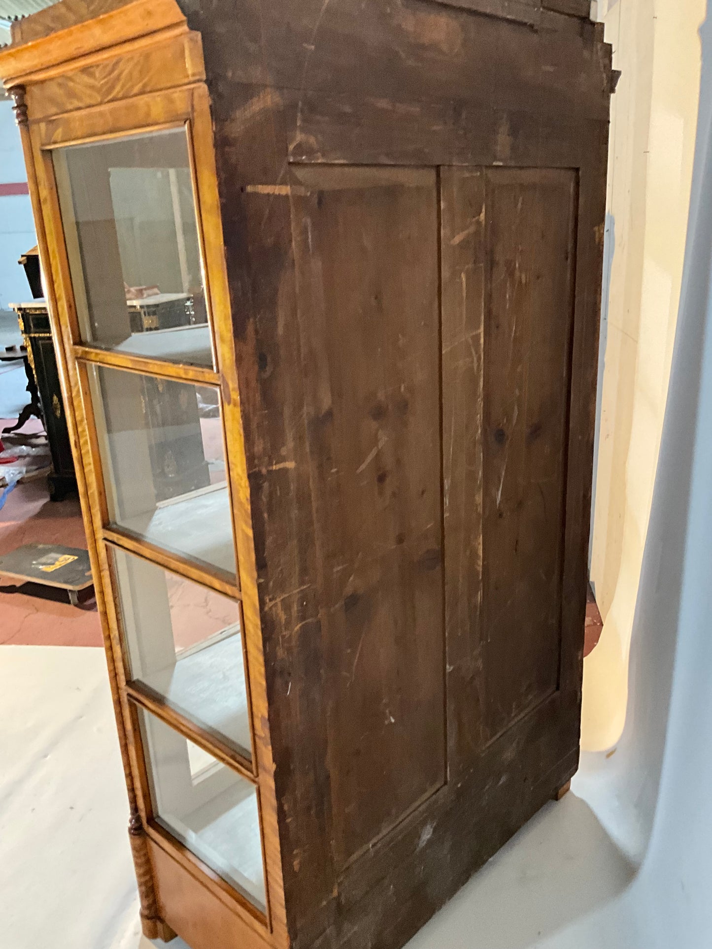 Bier Vitrine dreiseitig verlast Birke um 1840