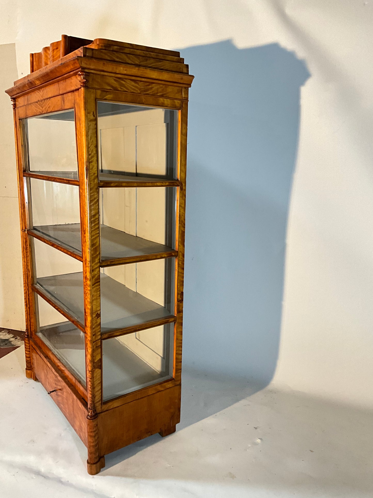 Bier Vitrine dreiseitig verlast Birke um 1840
