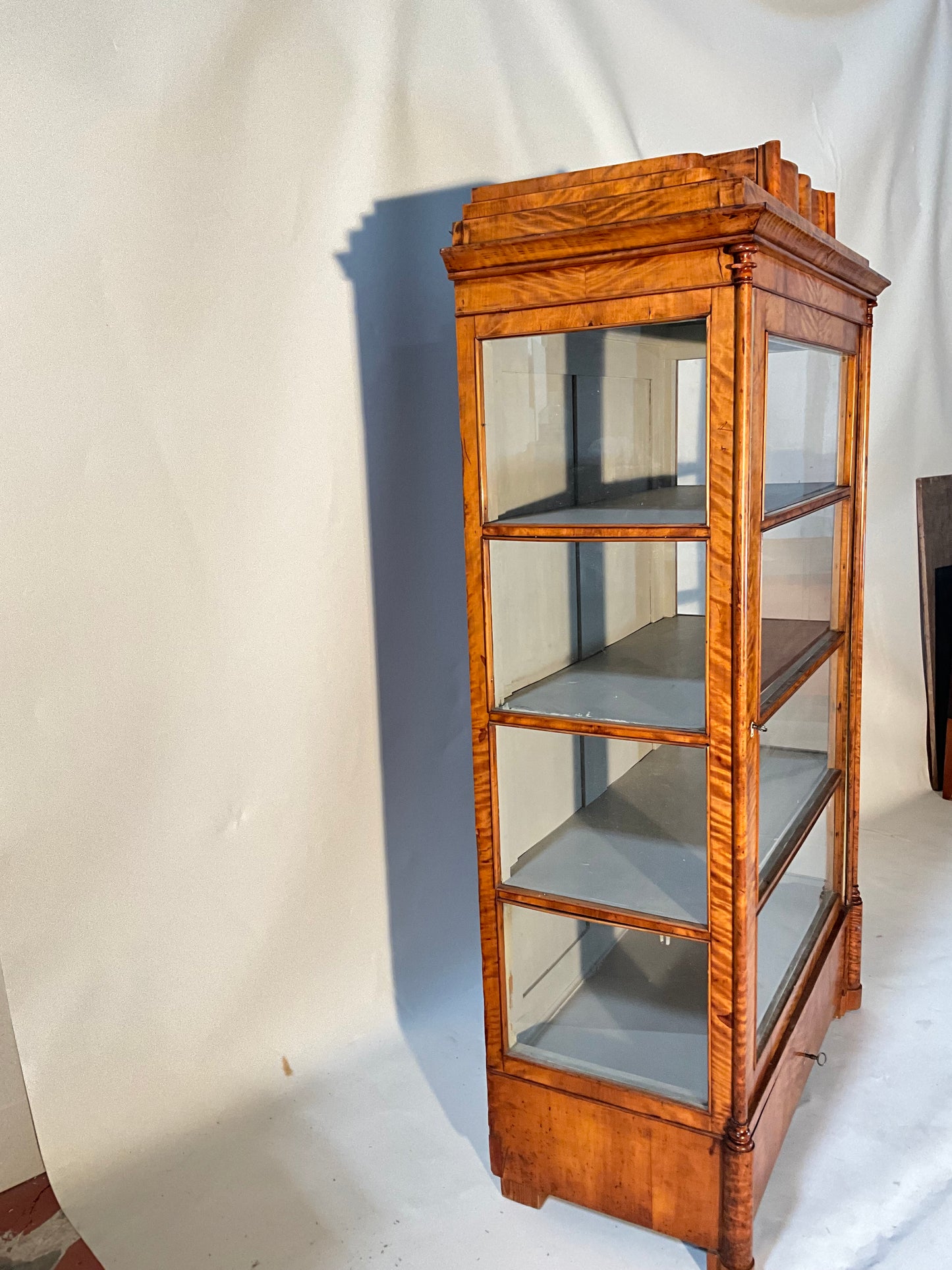 Bier Vitrine dreiseitig verlast Birke um 1840