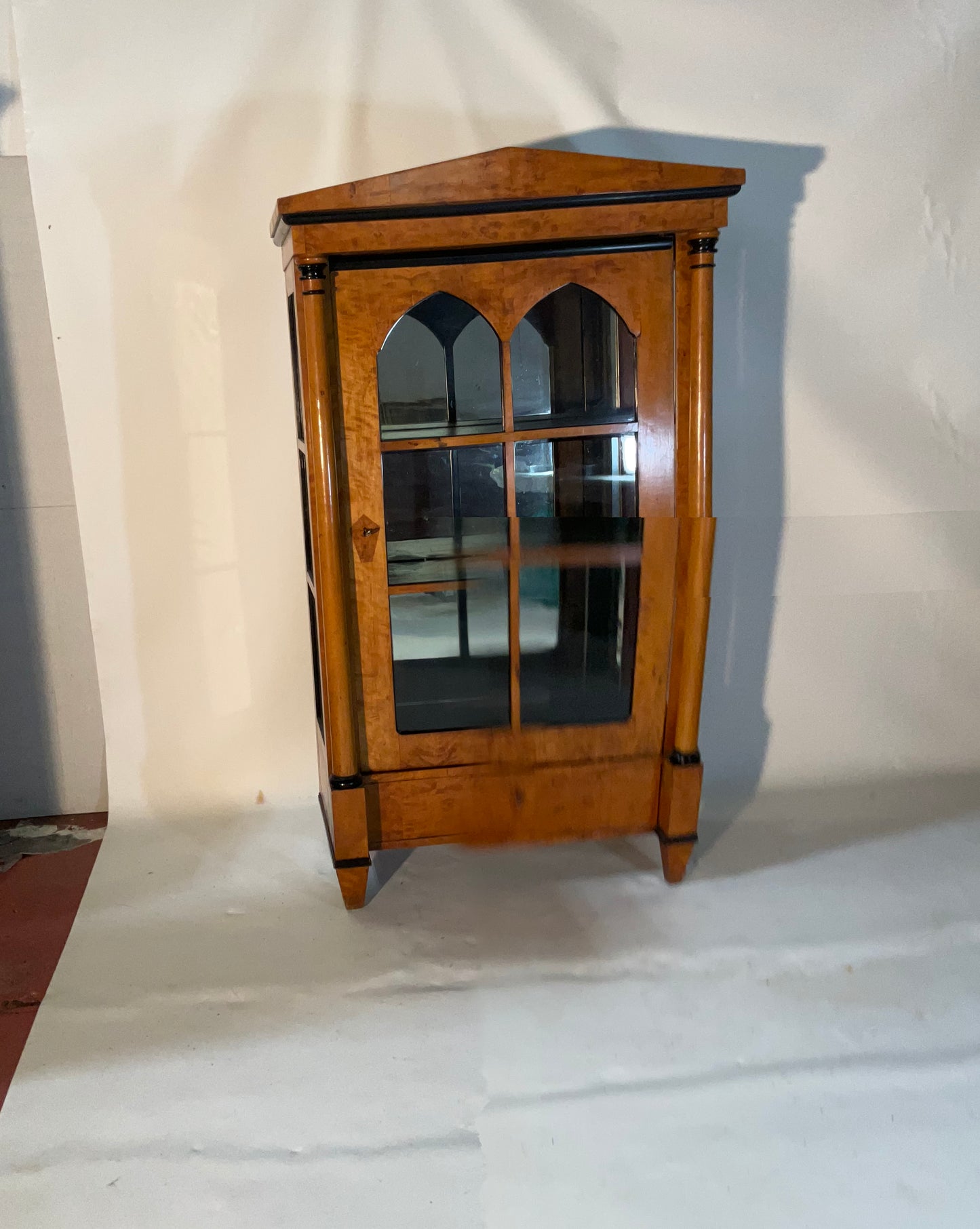 Biedermeier Vitrine in Birke um 1830