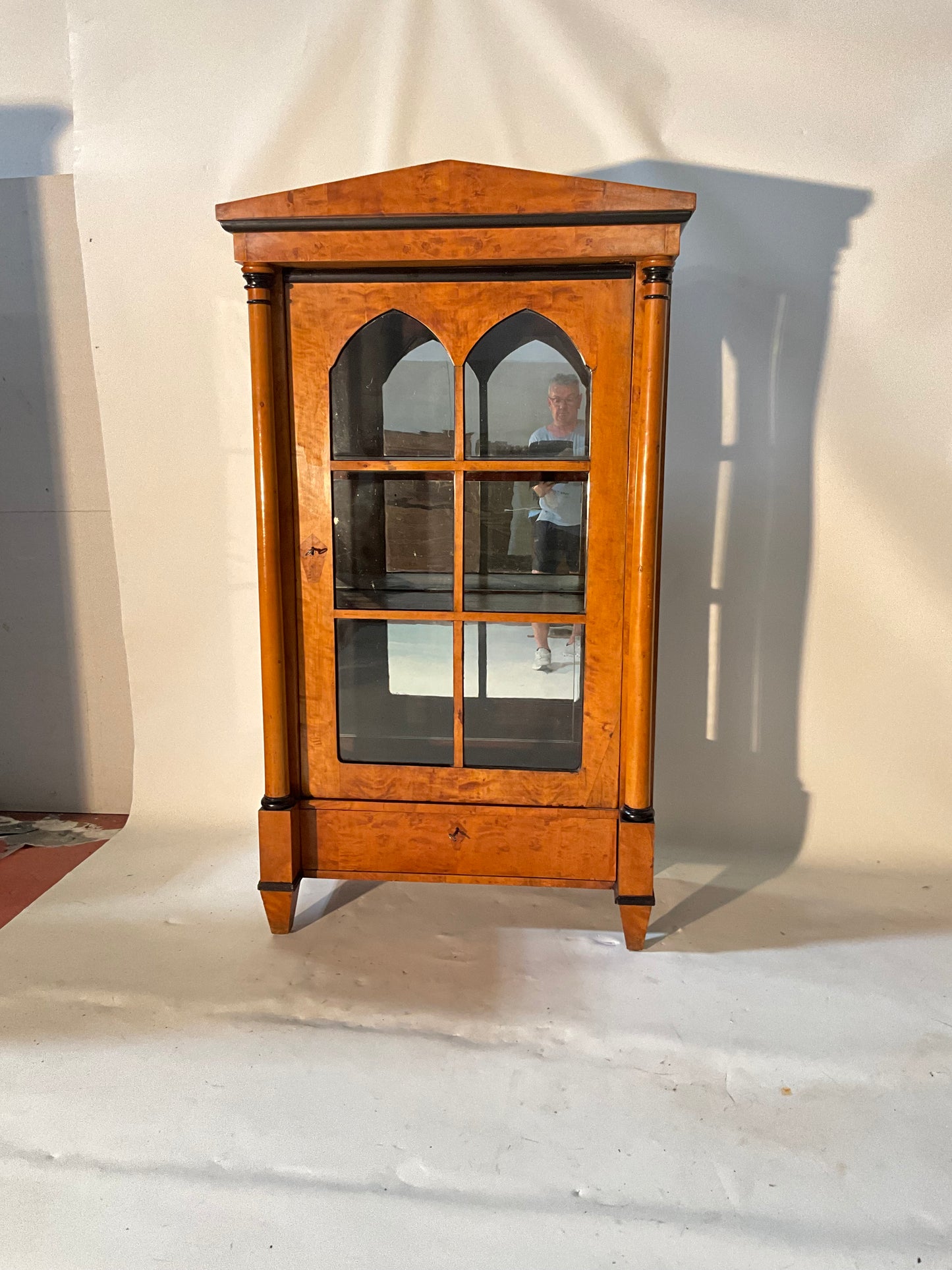 Biedermeier Vitrine in Birke um 1830