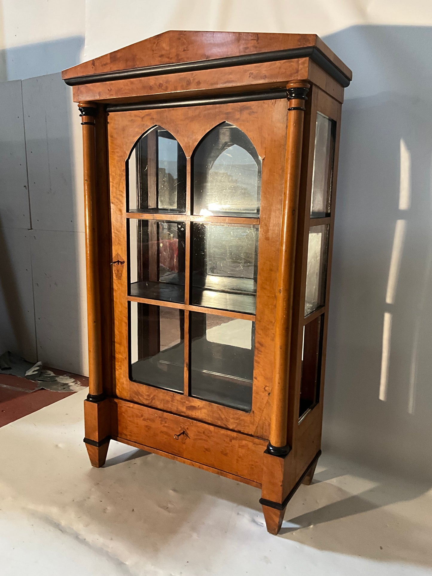 Biedermeier Vitrine in Birke um 1830