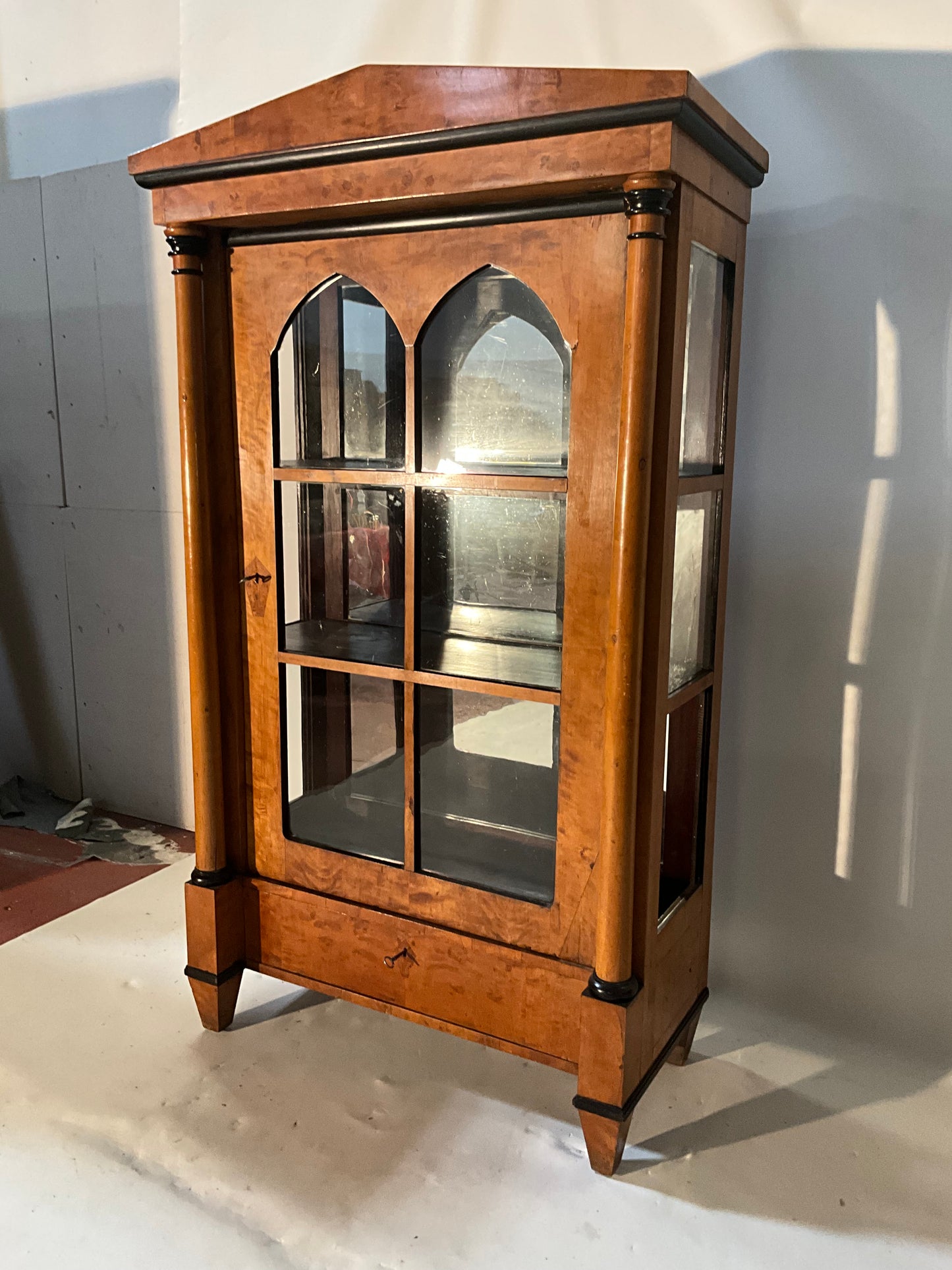 Biedermeier Vitrine in Birke um 1830