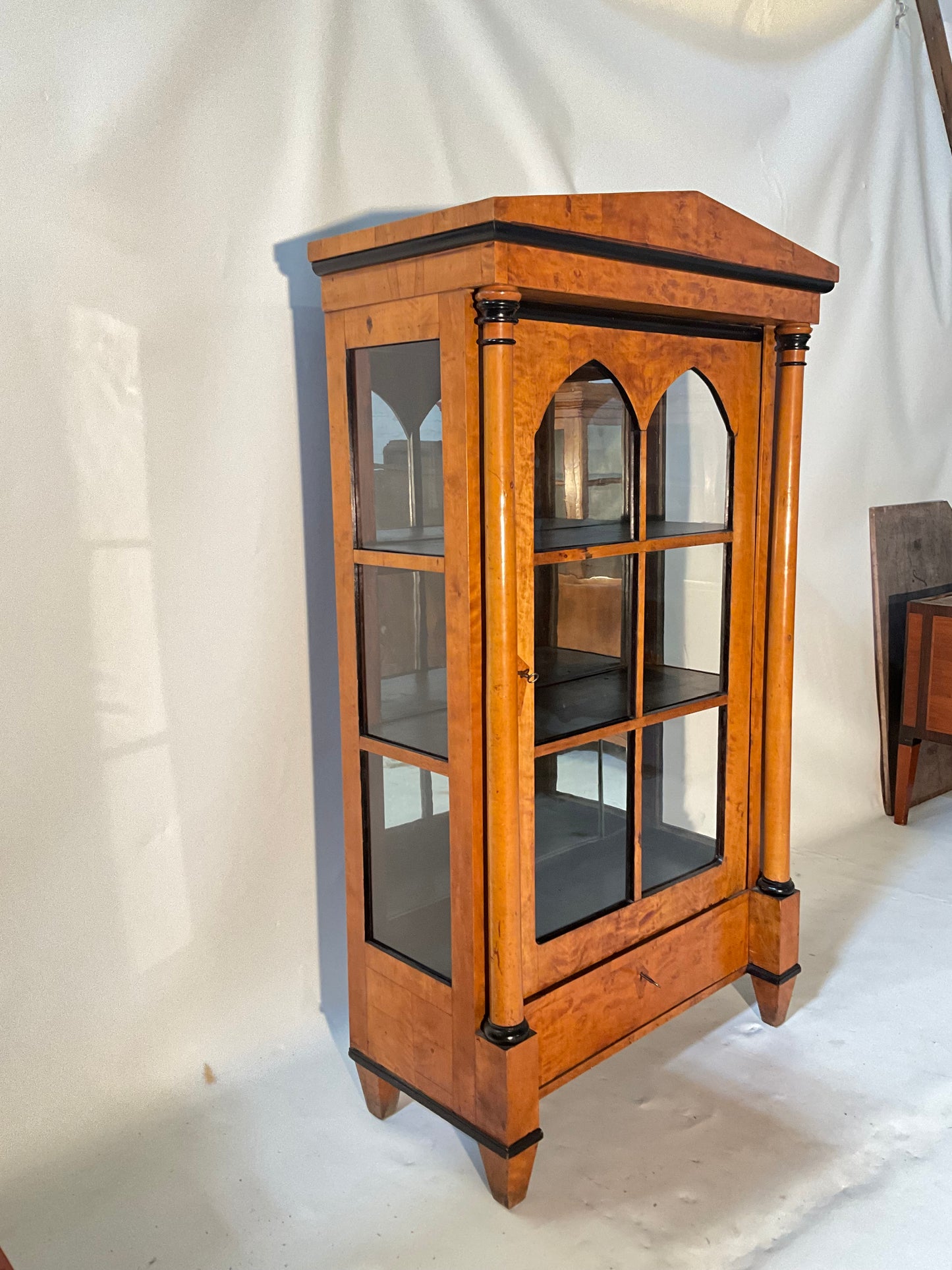 Biedermeier Vitrine in Birke um 1830